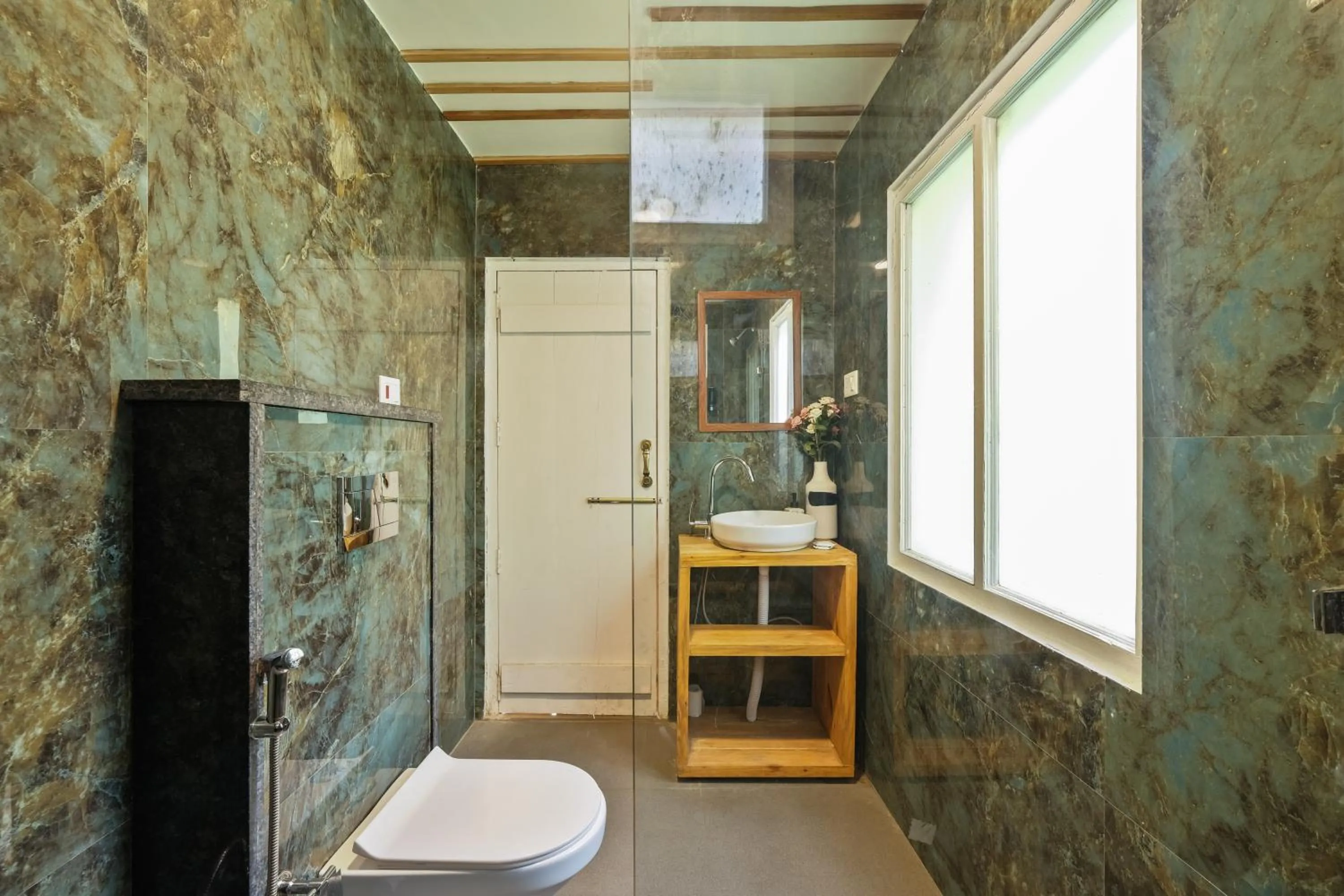 Bathroom in Jomotel Dayaar - An Apple Orchard Villa