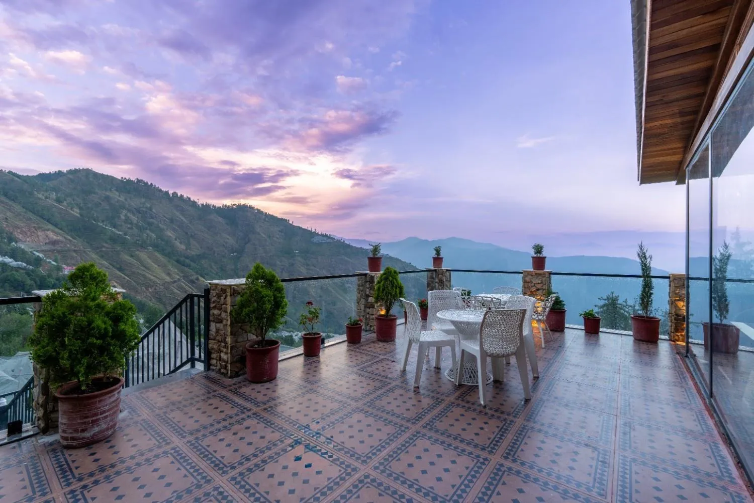 Restaurant/places to eat in Jomotel Dayaar - An Apple Orchard Villa