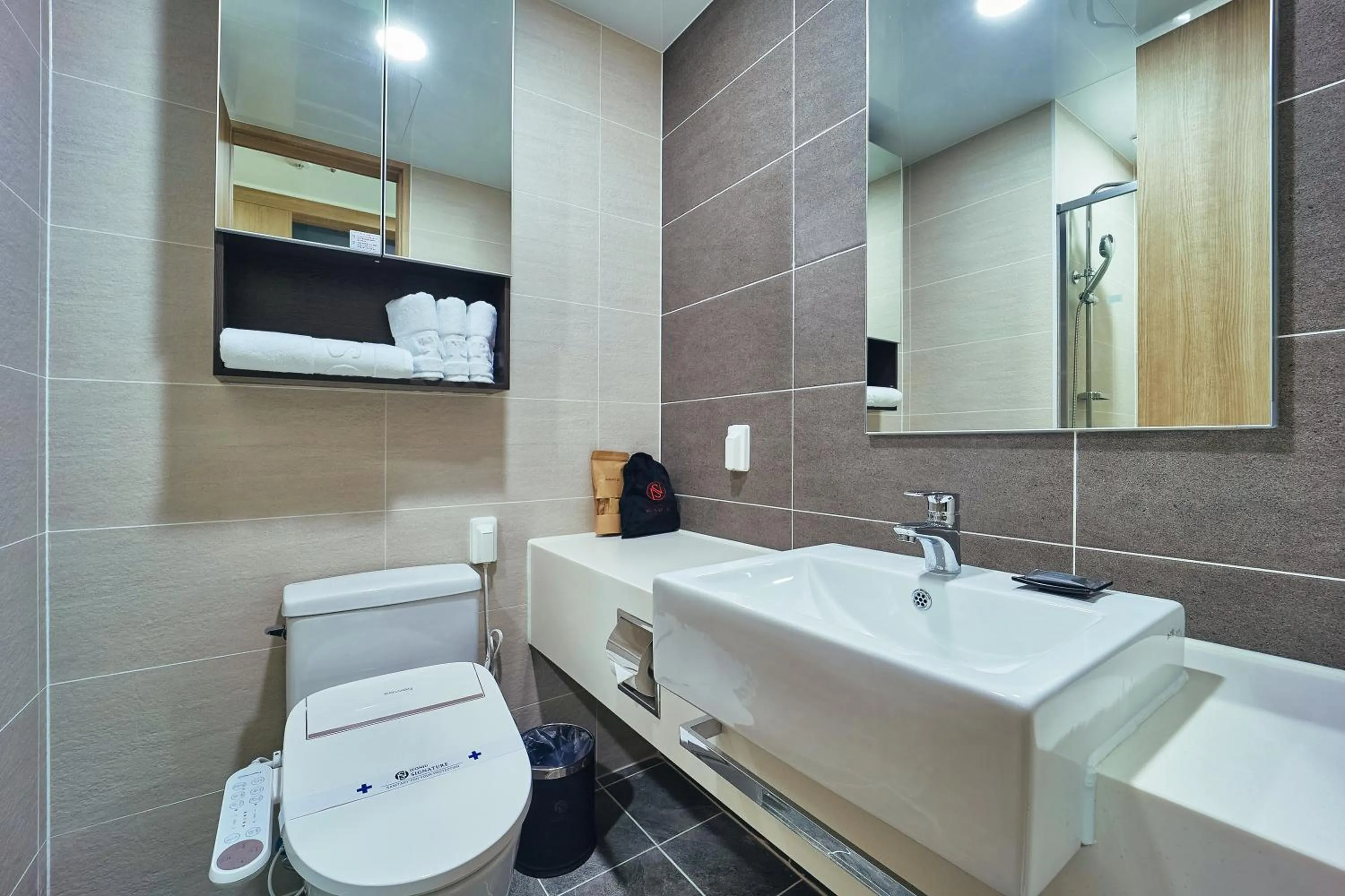 Toilet in Jeonju Signature Hotel