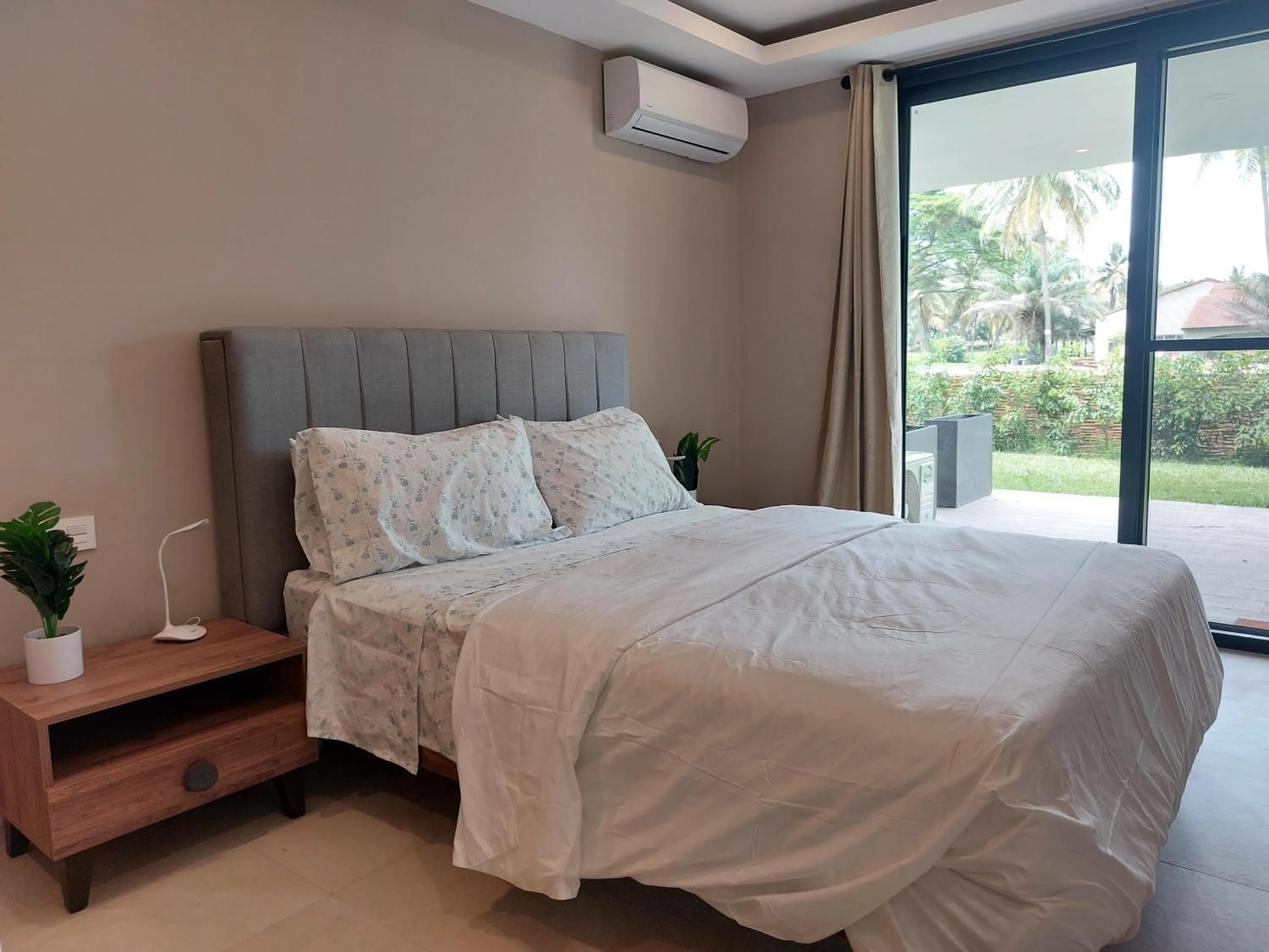 Bedroom, Bed in Kololi Sands Apartments