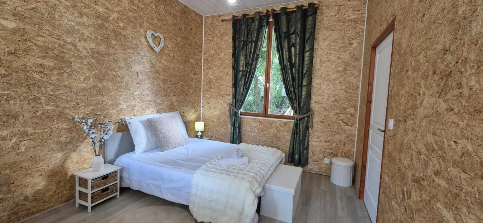 Bedroom, Bed in Kilomètre 99