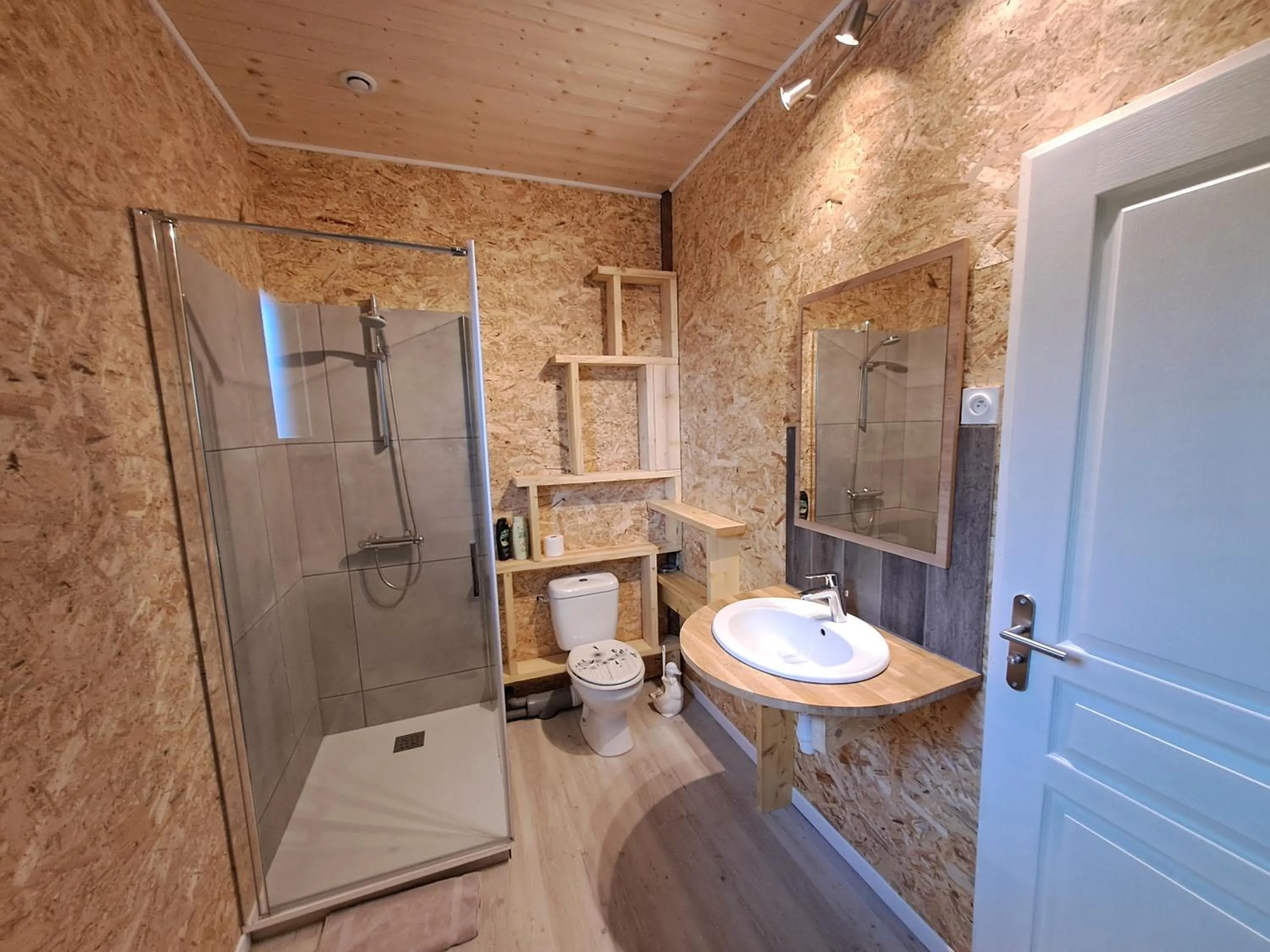 Shower in Kilomètre 99