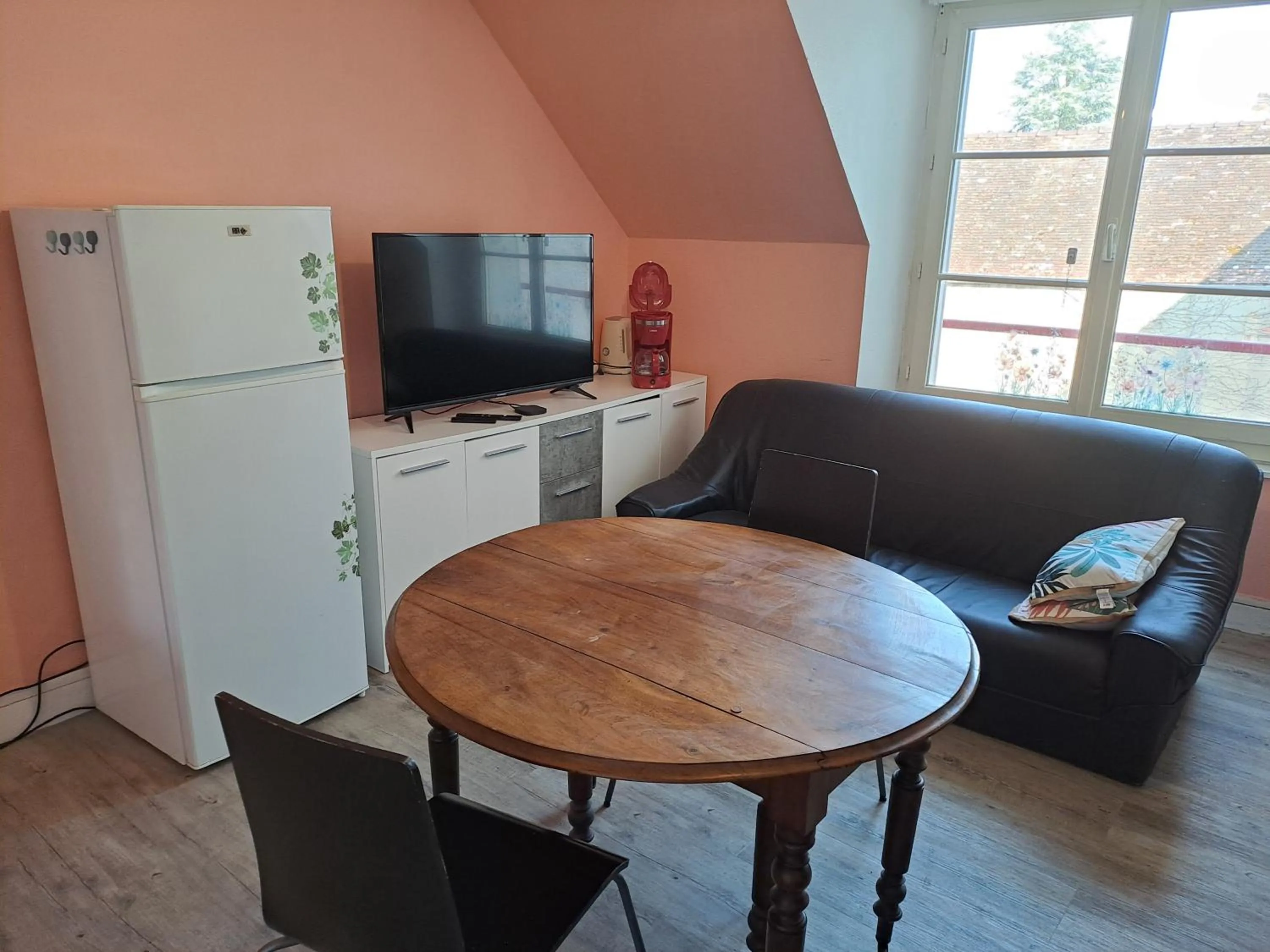 Communal lounge/ TV room in Kilomètre 99