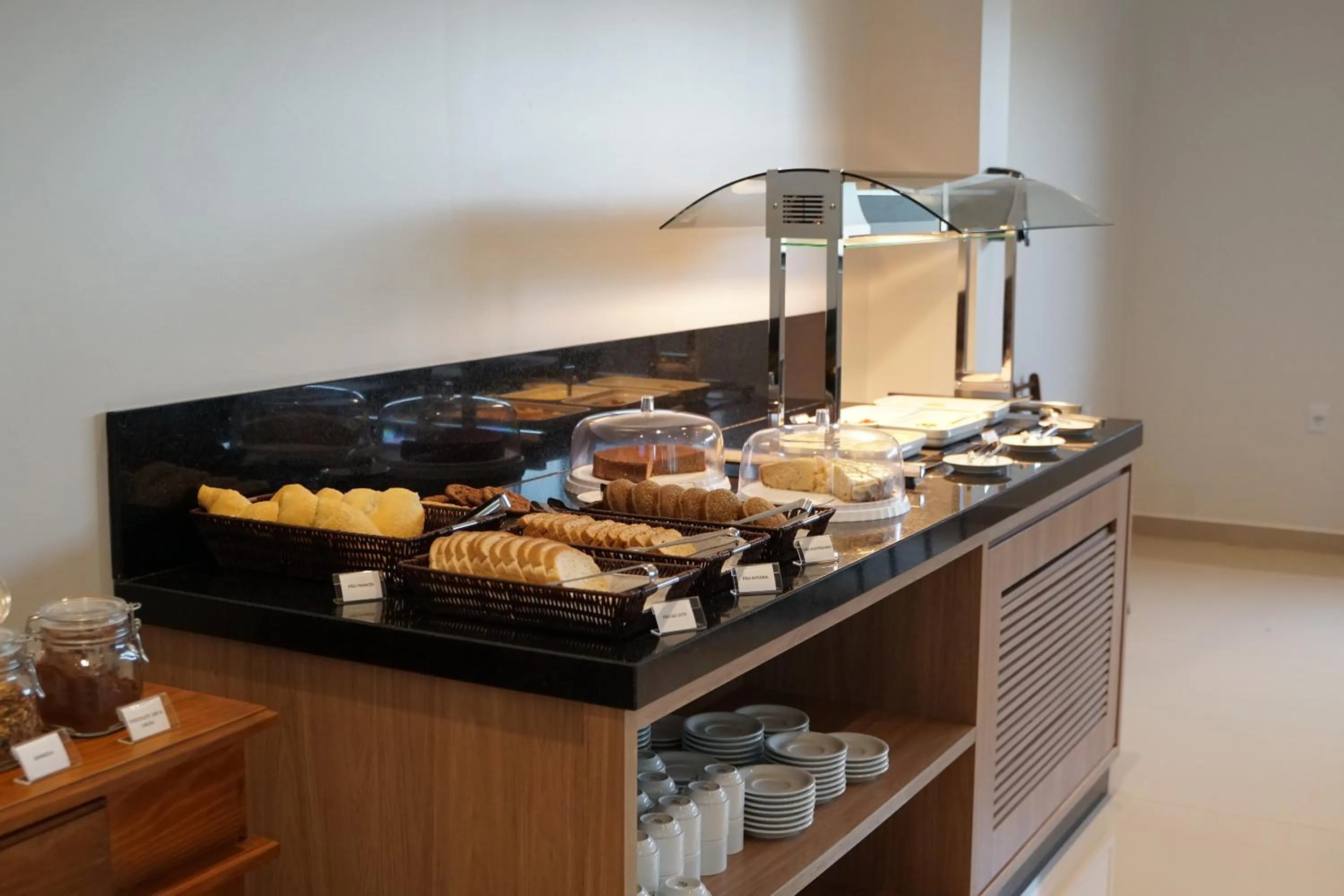 Kitchen or kitchenette in Trento Hotel Guaíra by Unna