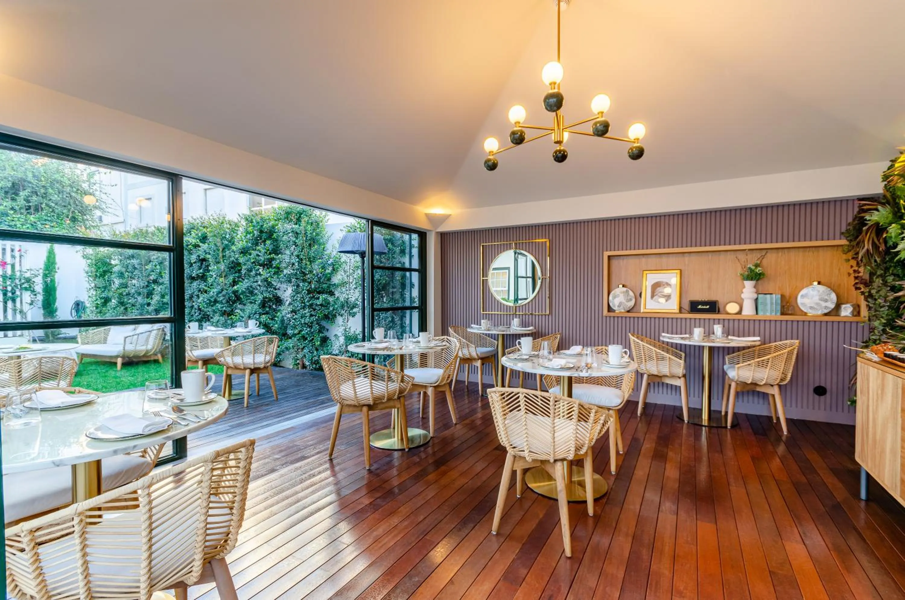 Dining area in BCascais Boutique House by APT IIN Cascais Center