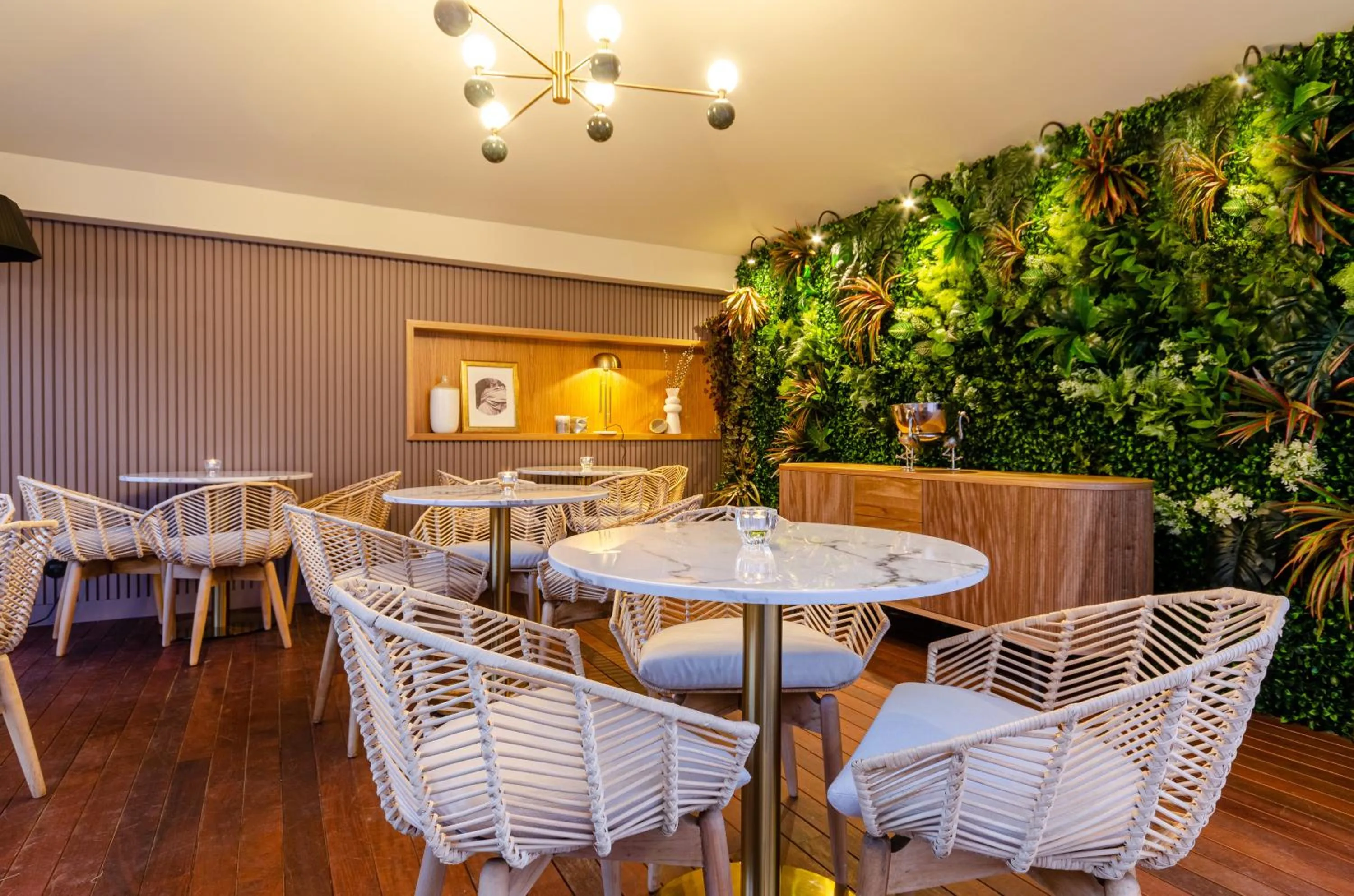 Dining area in BCascais Boutique House by APT IIN Cascais Center