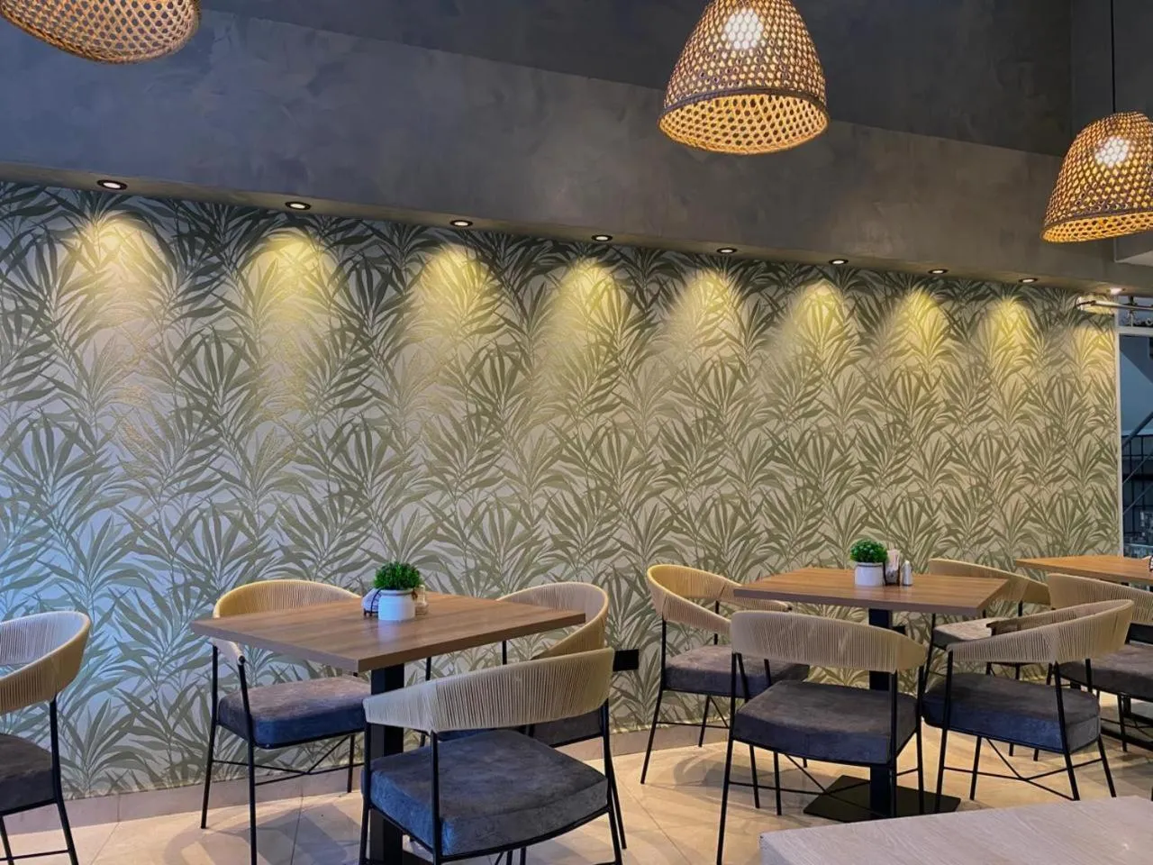 Restaurant/places to eat in Street 55 Hotel