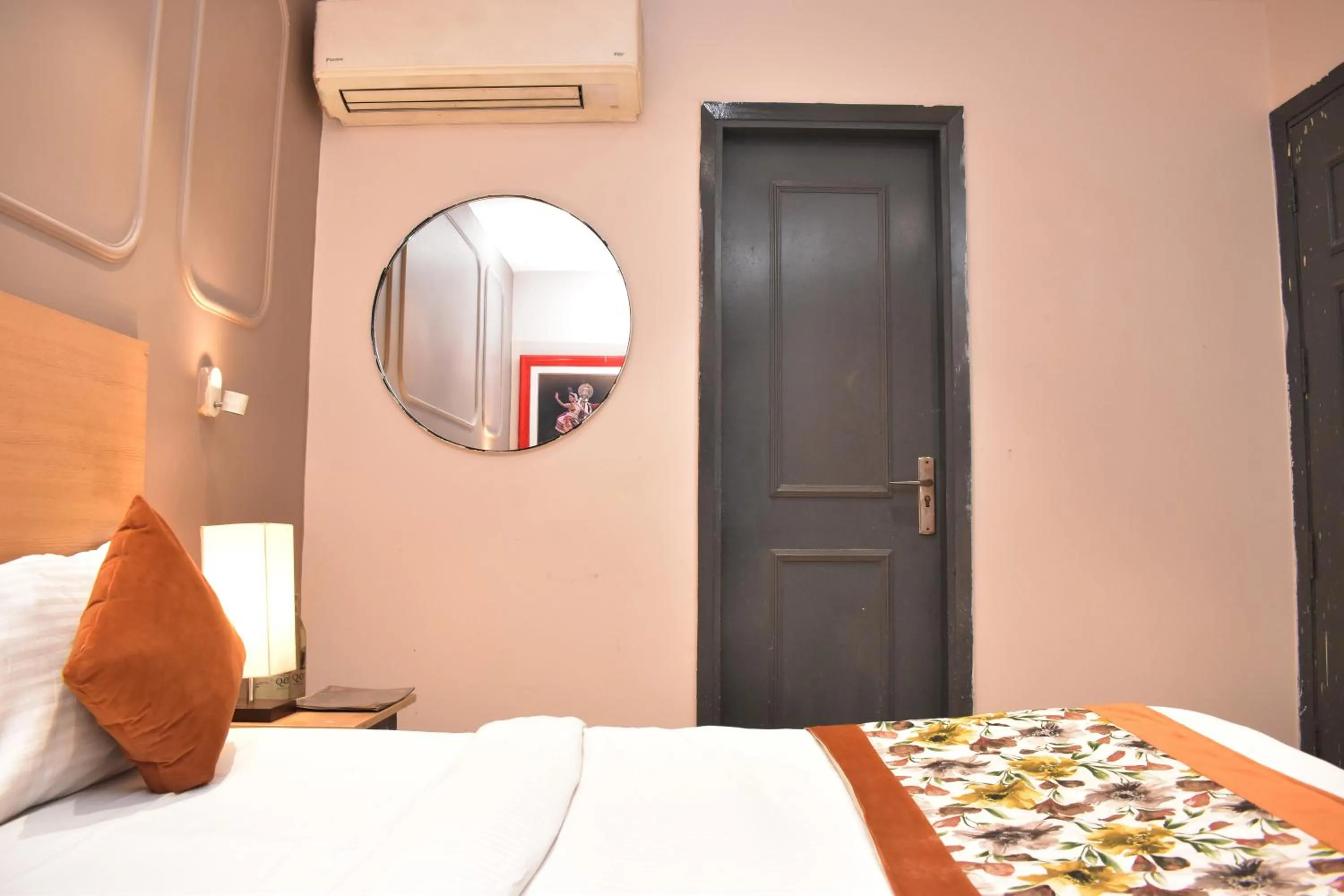 Bed in Qotel Comfort Golden Saffron Punjabi Bagh New Delhi