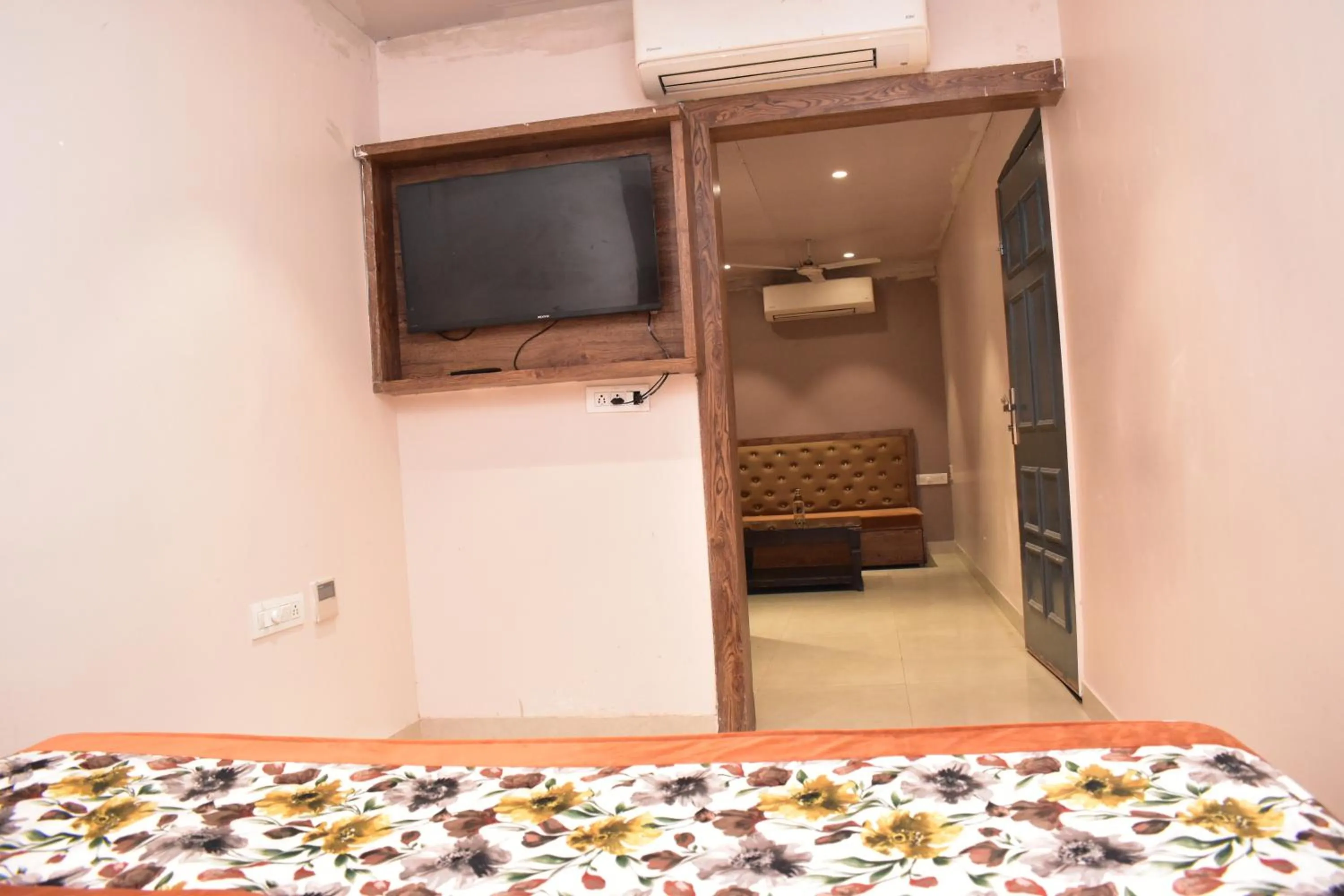 TV and multimedia, Bed in Qotel Comfort Golden Saffron Punjabi Bagh New Delhi