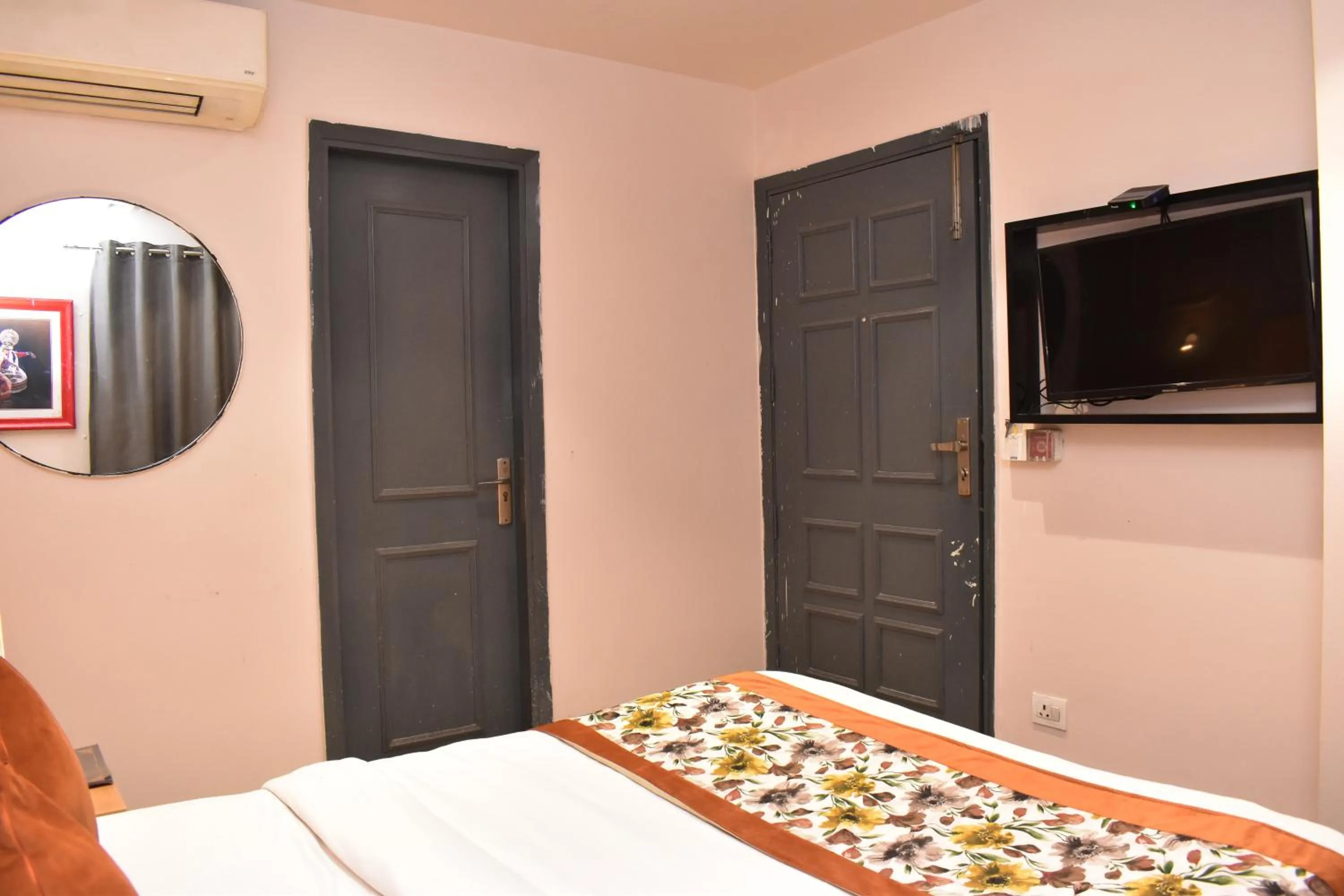 Bed in Qotel Comfort Golden Saffron Punjabi Bagh New Delhi