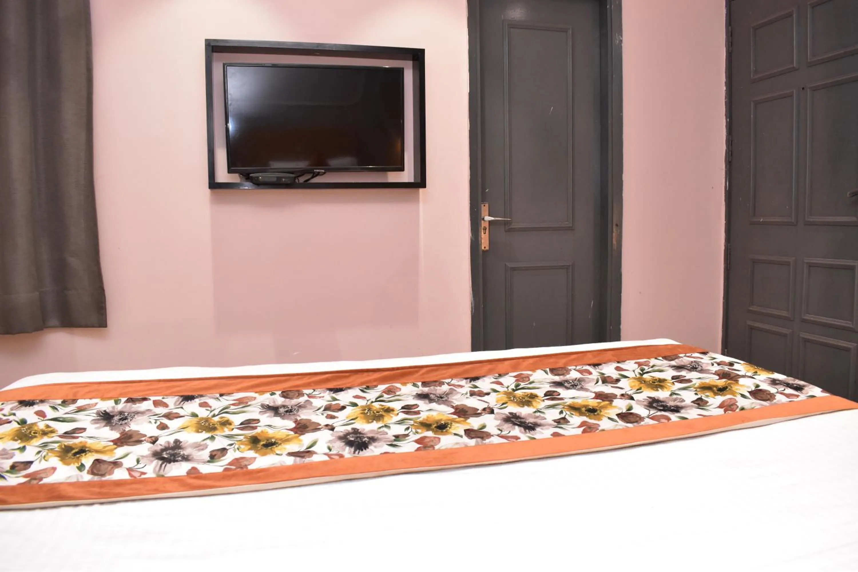 Bed in Qotel Comfort Golden Saffron Punjabi Bagh New Delhi