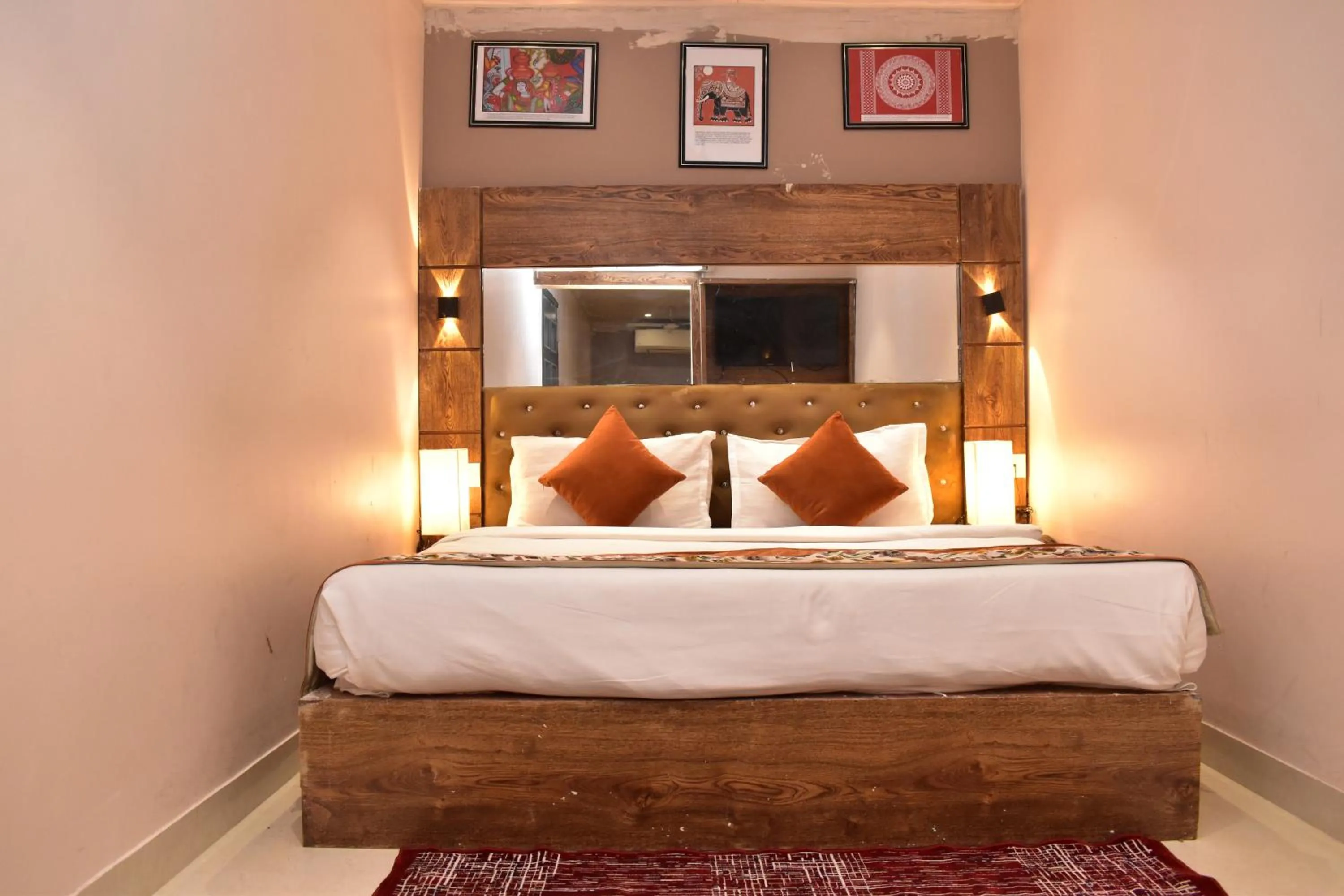 Bed in Qotel Comfort Golden Saffron Punjabi Bagh New Delhi