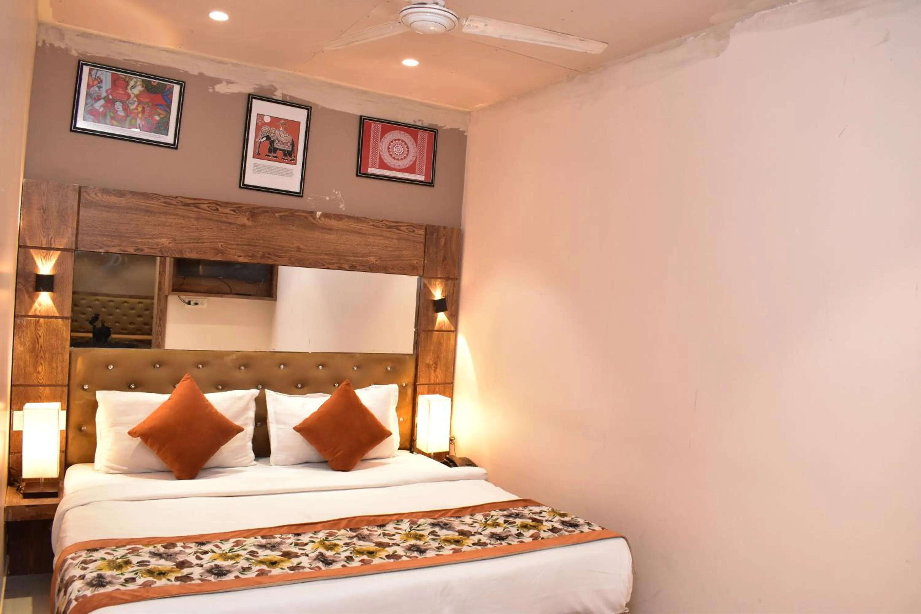 Bed in Qotel Comfort Golden Saffron Punjabi Bagh New Delhi