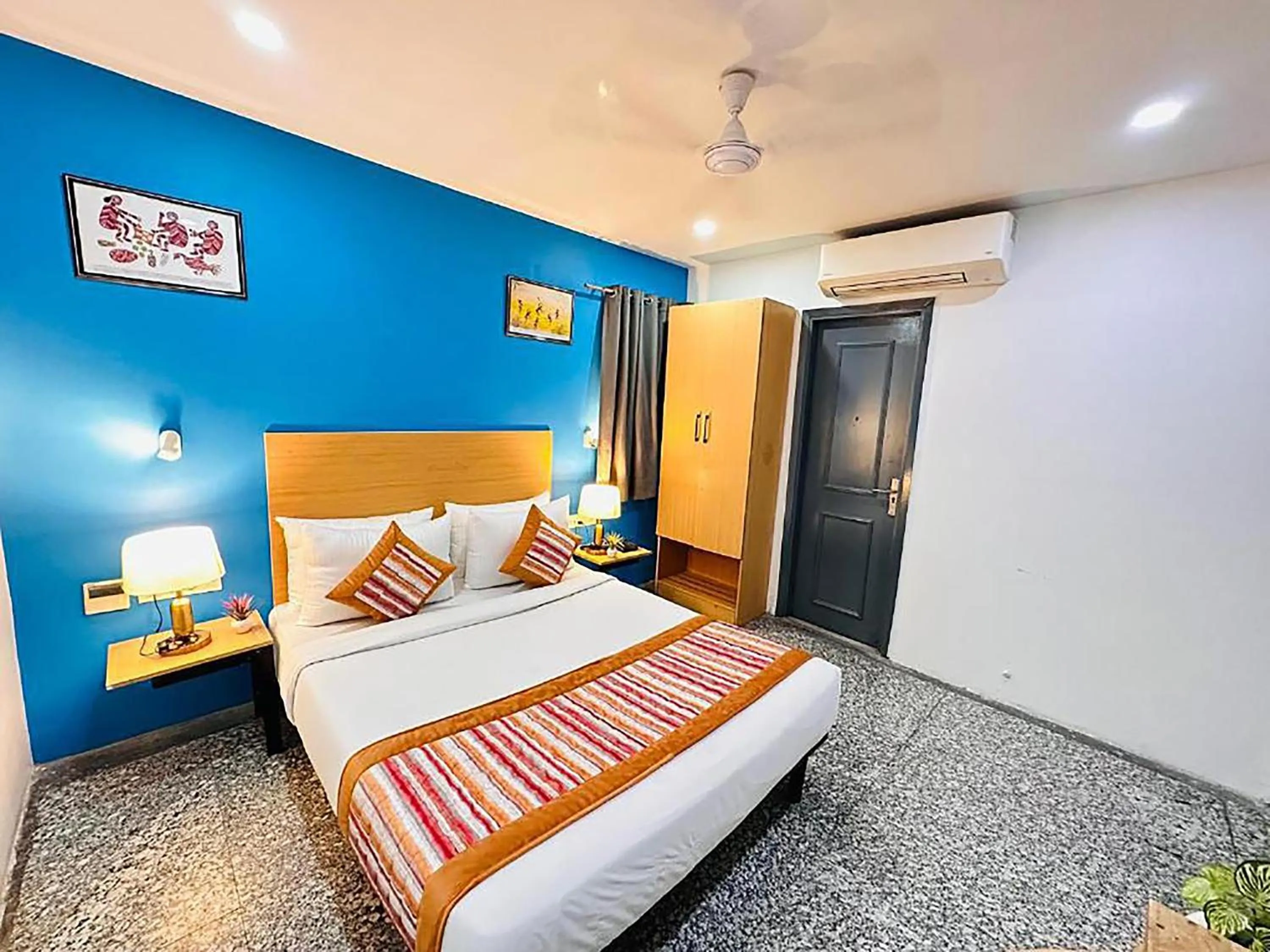 Photo of the whole room, Bed in Qotel Comfort Golden Saffron Punjabi Bagh New Delhi