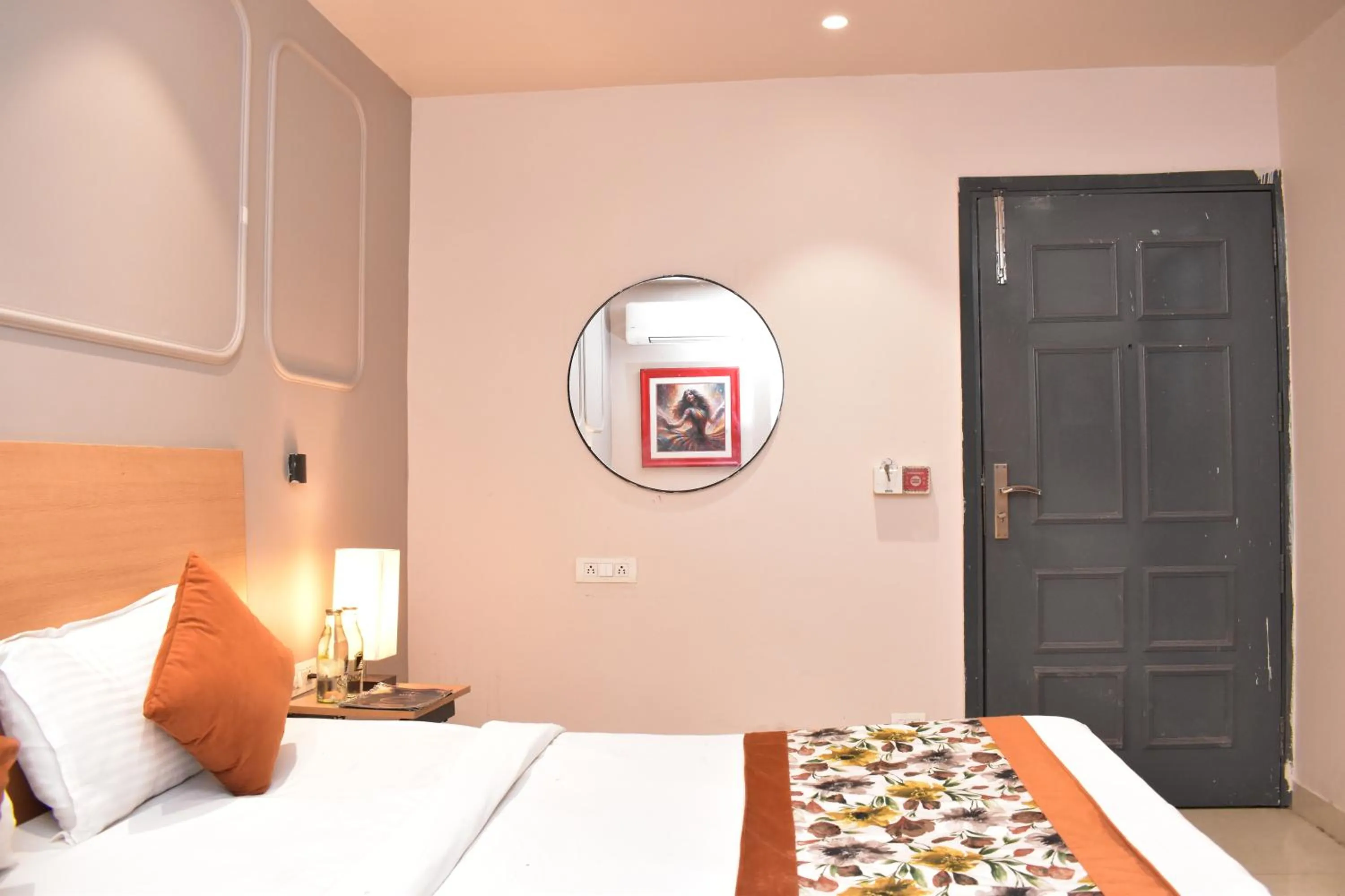 Bed in Qotel Comfort Golden Saffron Punjabi Bagh New Delhi