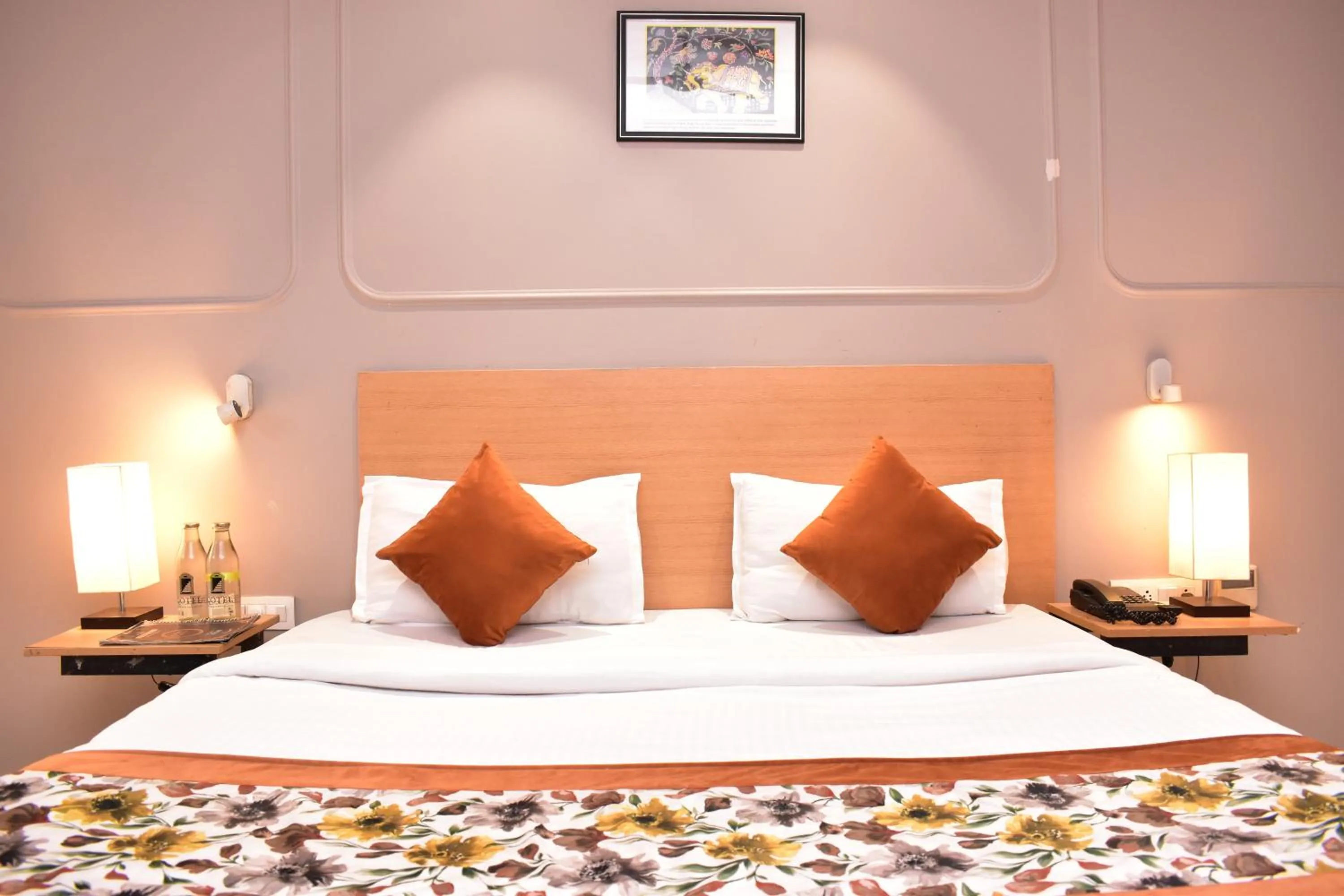 Bed in Qotel Comfort Golden Saffron Punjabi Bagh New Delhi