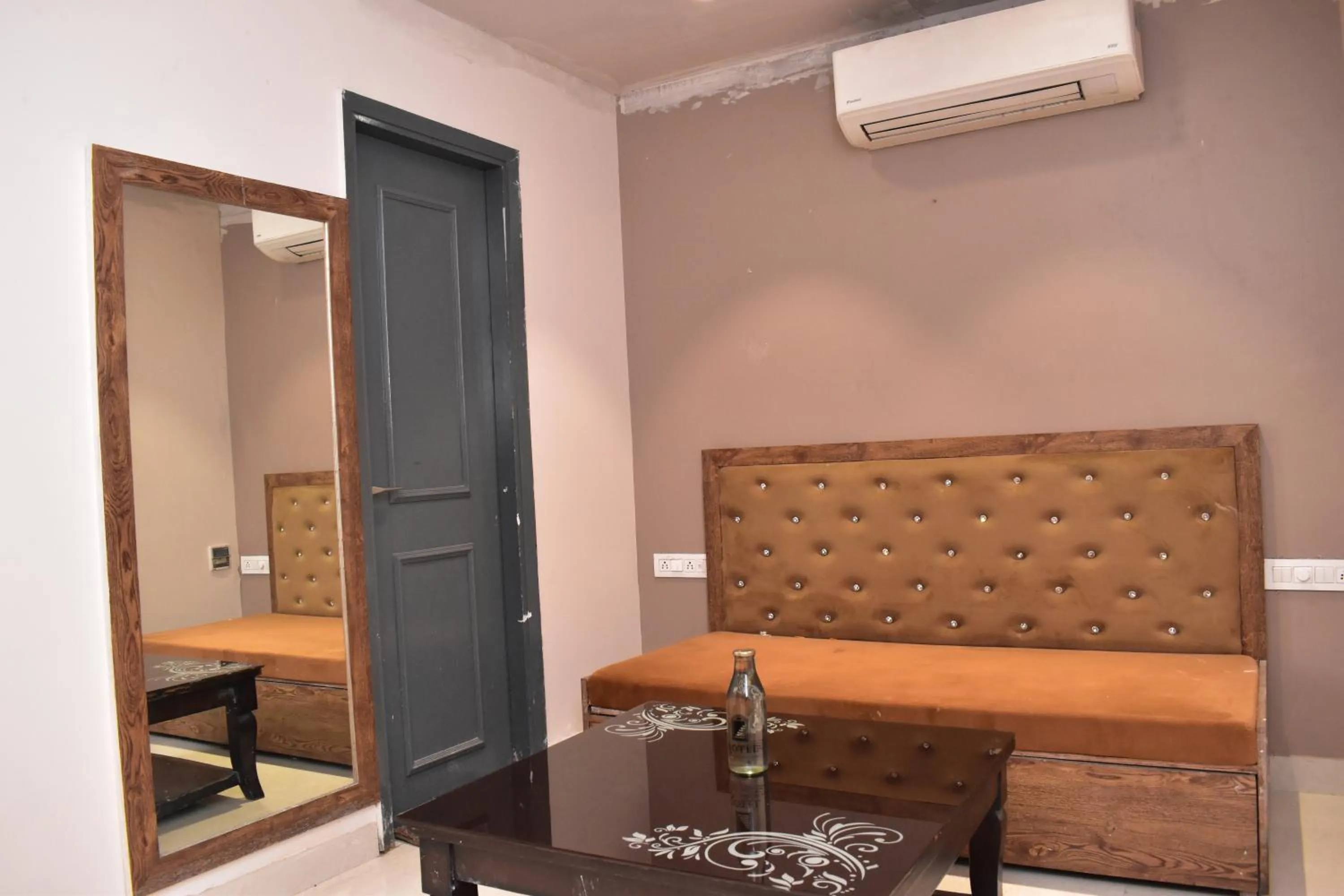 Living room in Qotel Comfort Golden Saffron Punjabi Bagh New Delhi