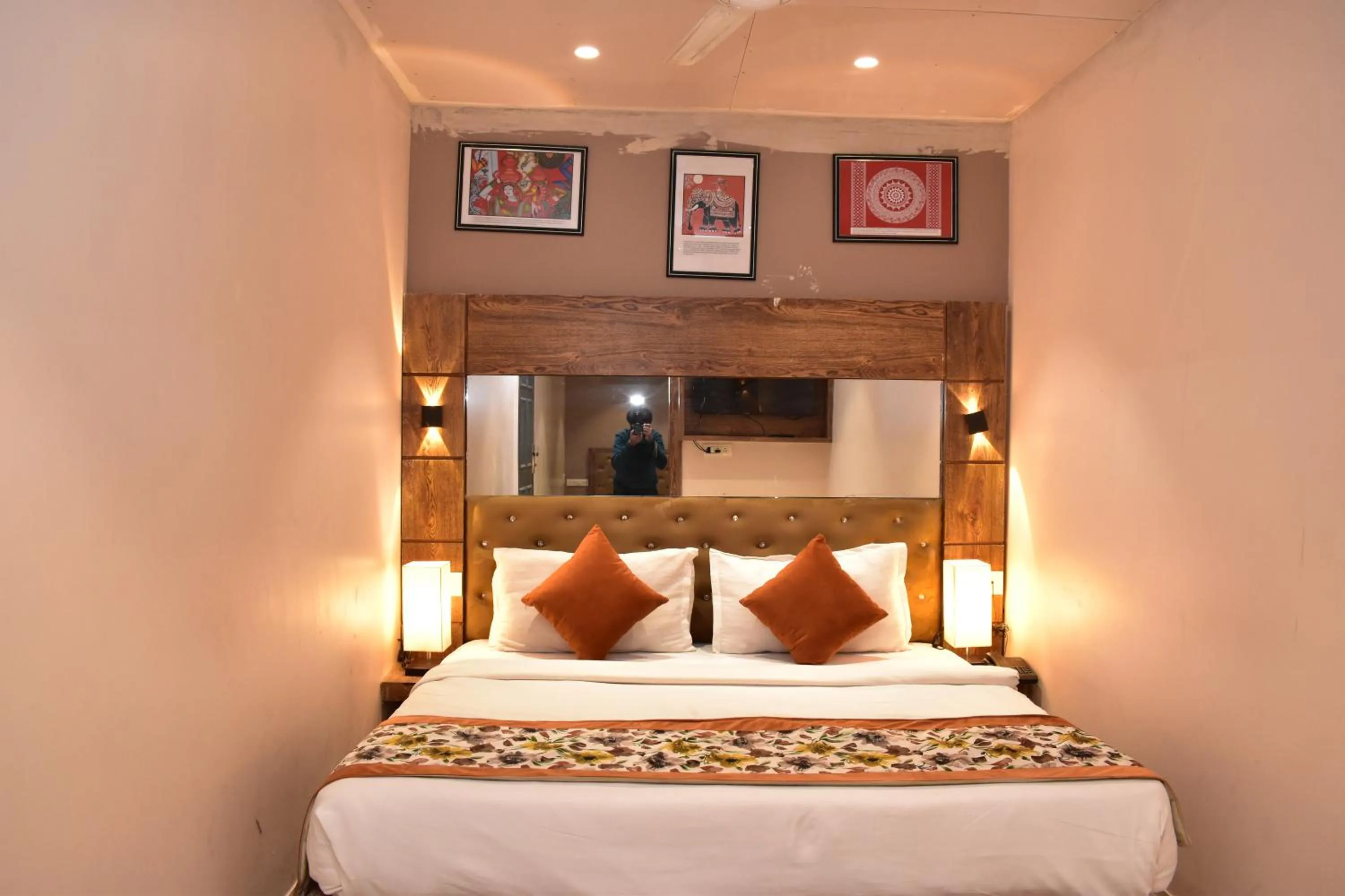 Bed in Qotel Comfort Golden Saffron Punjabi Bagh New Delhi