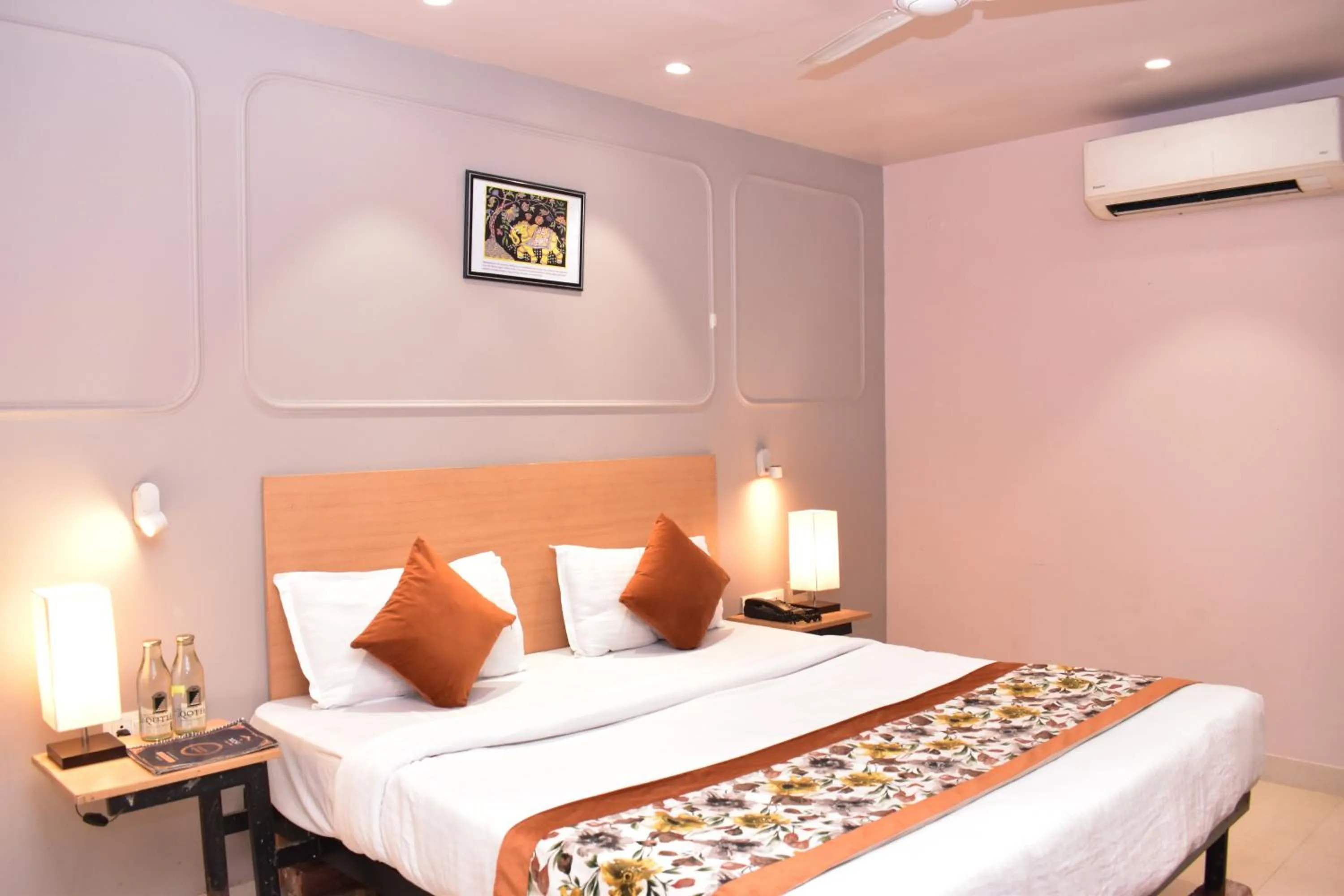 Bed in Qotel Comfort Golden Saffron Punjabi Bagh New Delhi