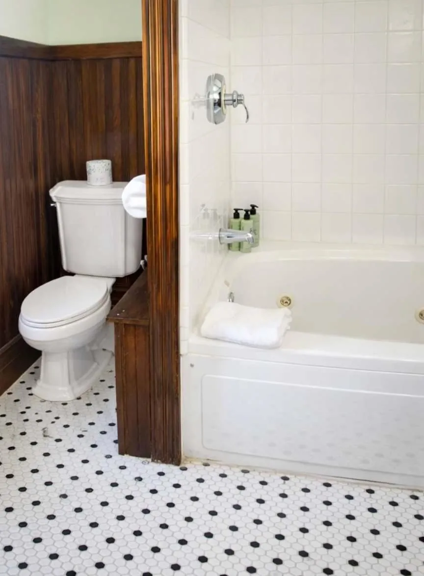 Classic Queen - Curry Mansion with Heated Pool