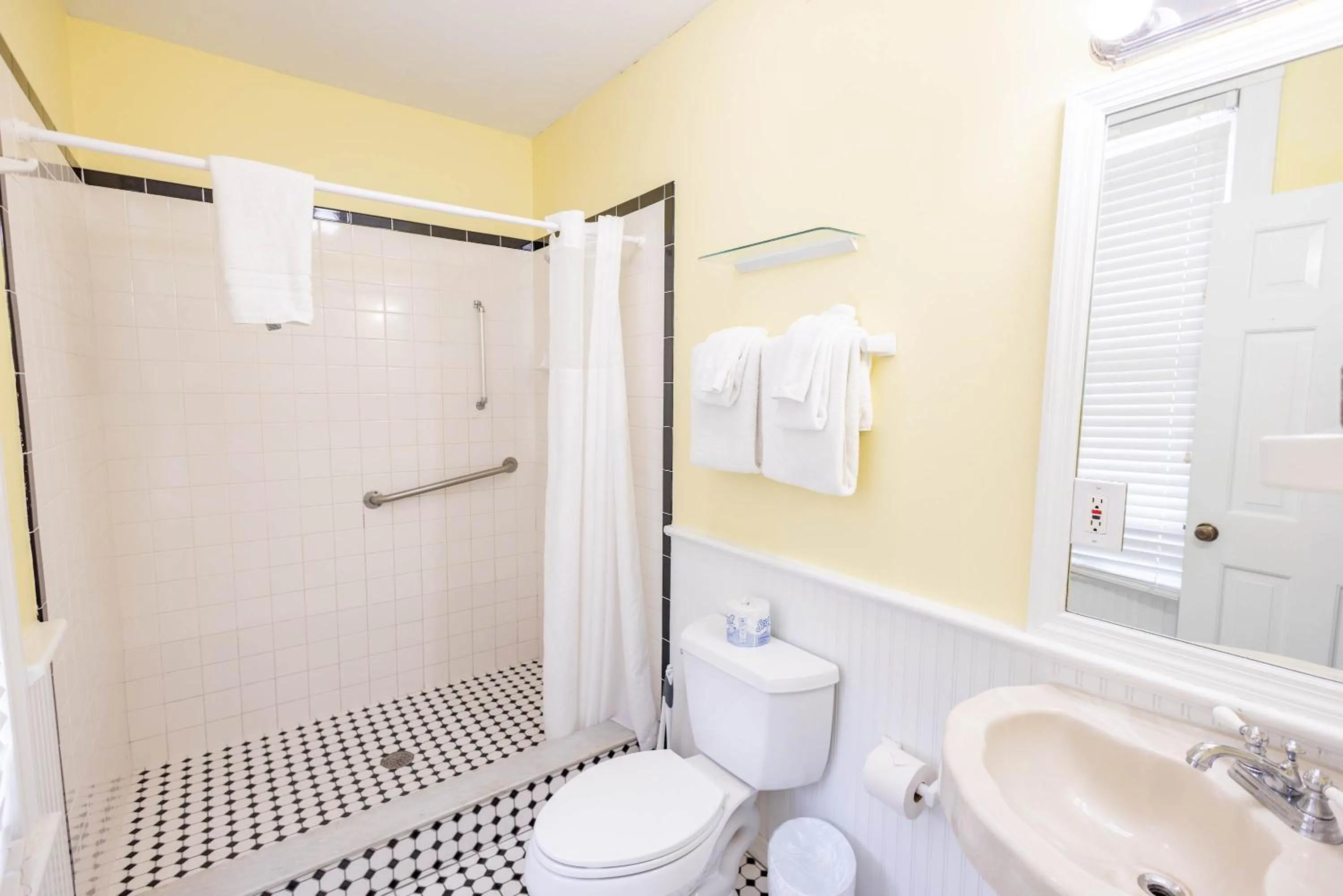 Deluxe Queen at the Curry Mansion - Parking & Heated Pool!