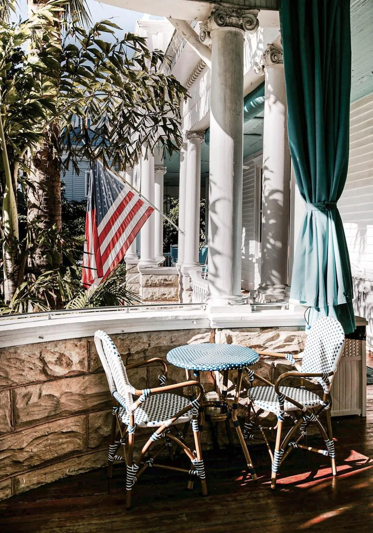 Deluxe Queen at the Curry Mansion - Parking & Heated Pool!