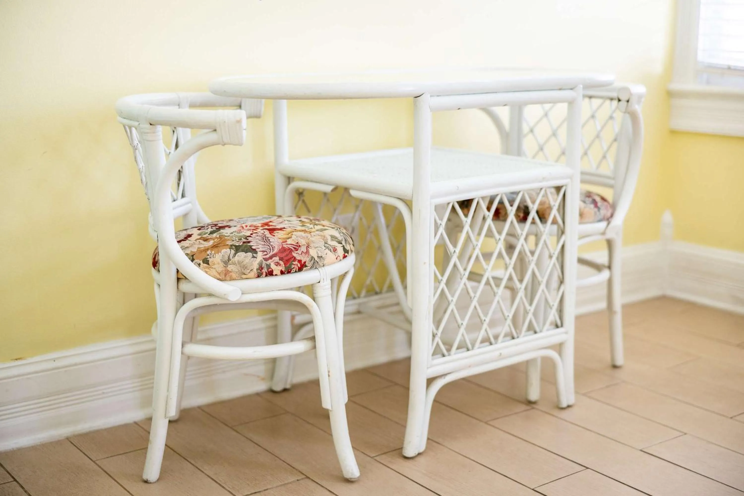 Deluxe Queen at the Curry Mansion - Parking & Heated Pool!