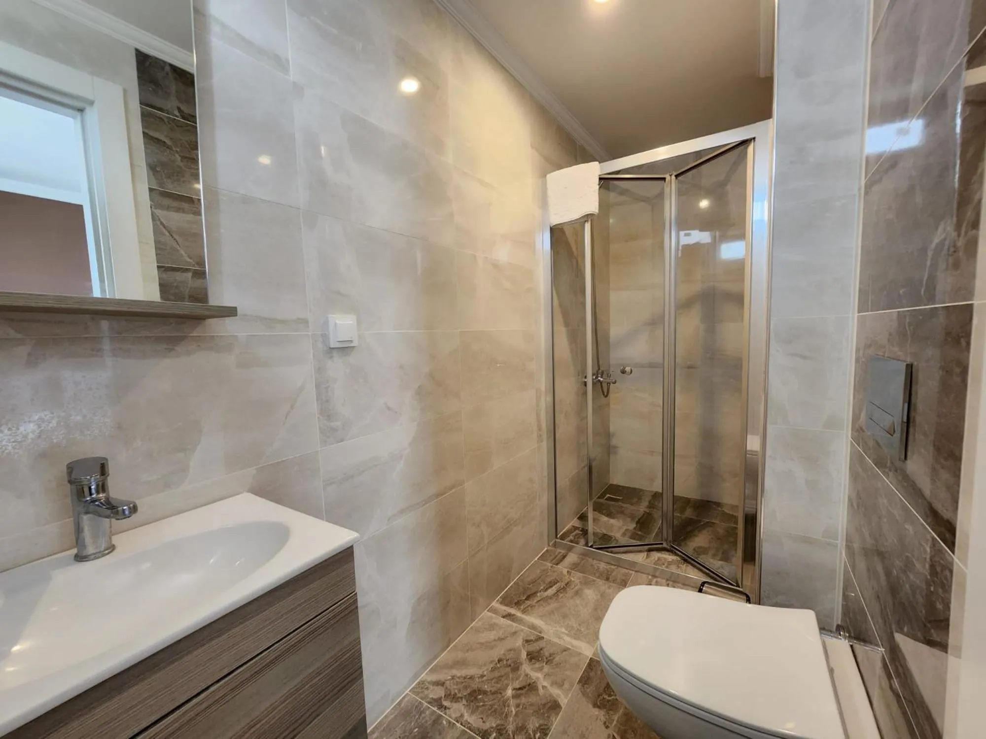 Shower in Yücemek Apart