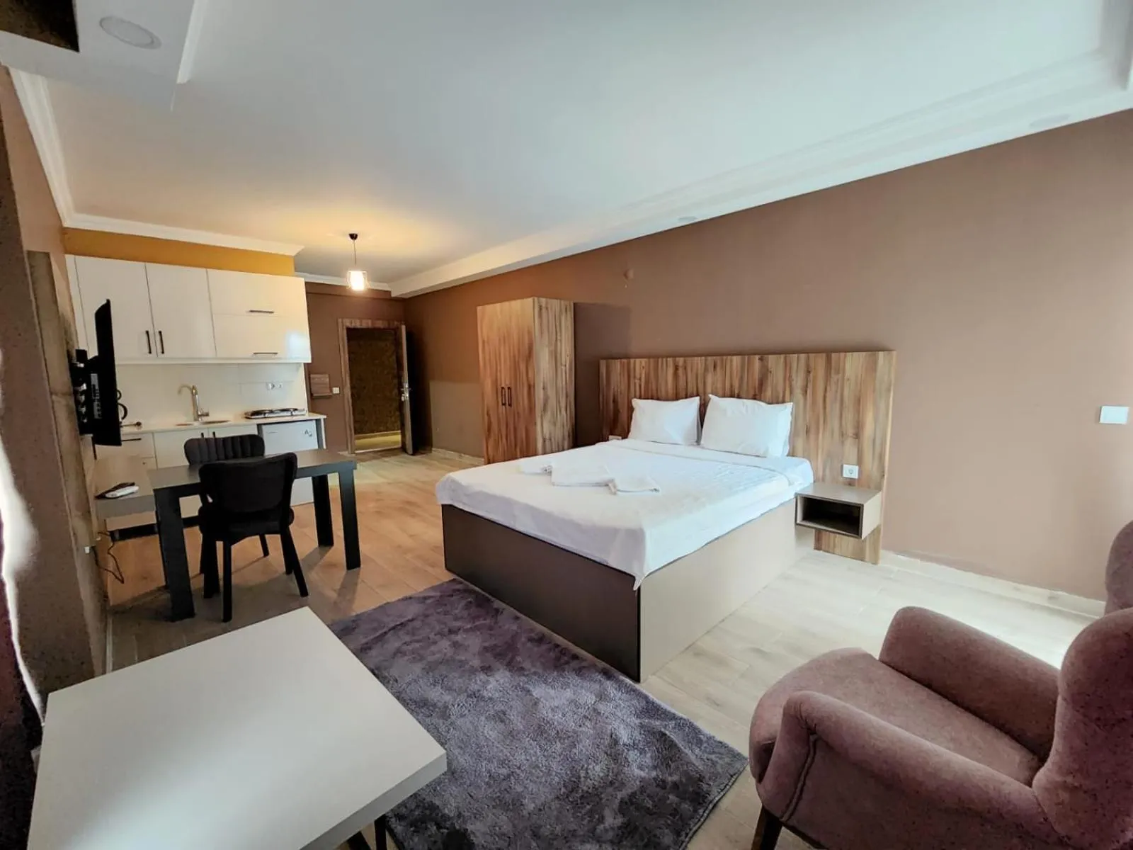 Communal lounge/ TV room, Bed in Yücemek Apart