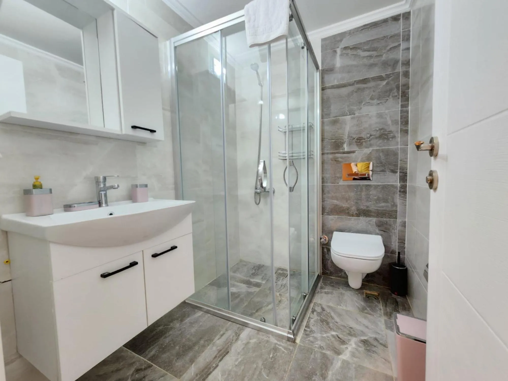 Shower in Yücemek Apart