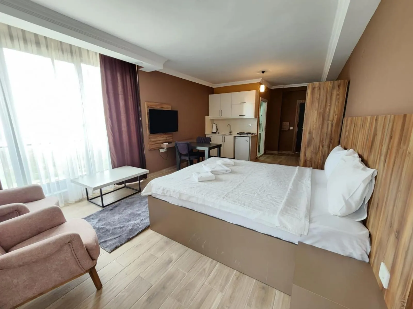 Communal lounge/ TV room, Bed in Yücemek Apart