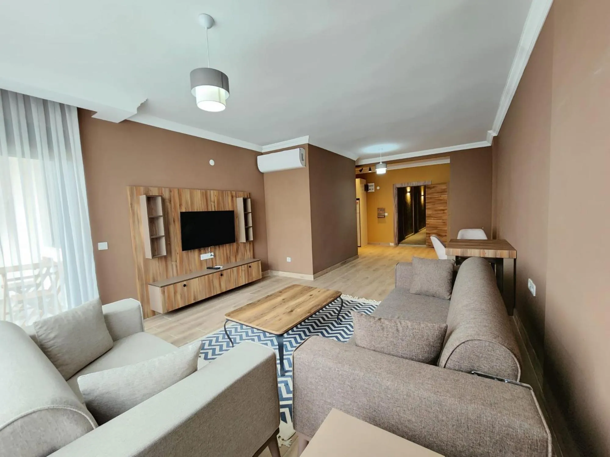 Communal lounge/ TV room in Yücemek Apart