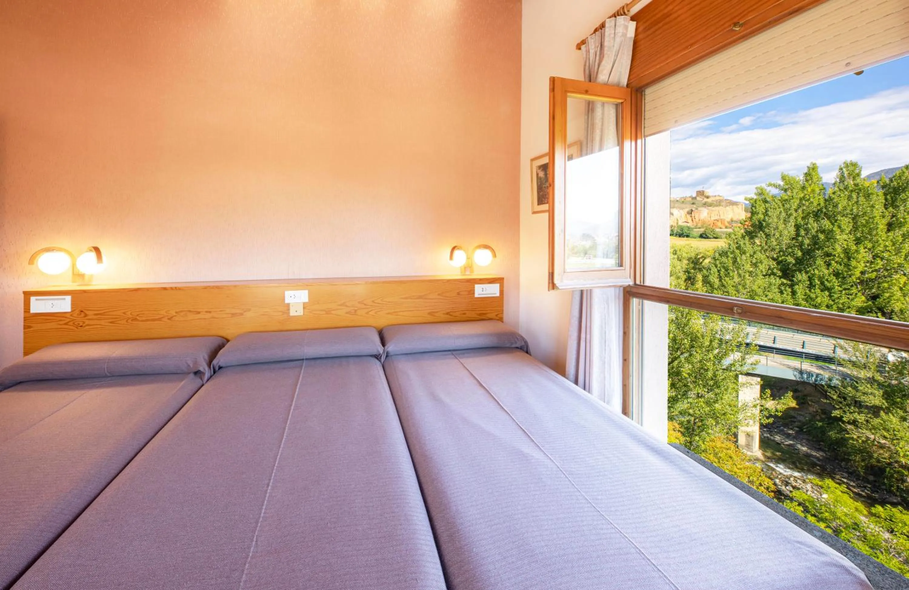 Text overlay, Bed in Hotel Restaurante La Glorieta