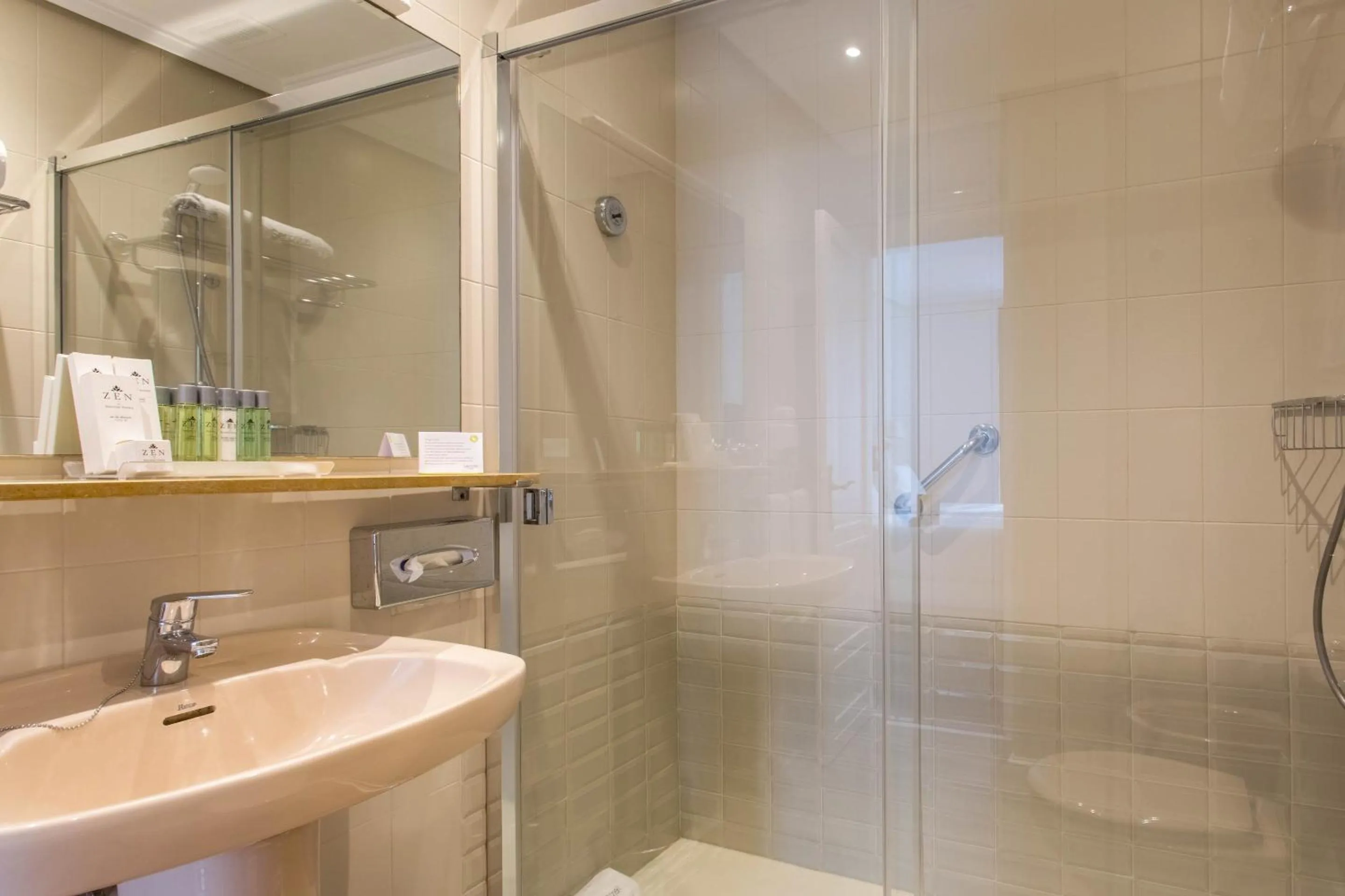 Bathroom in Sercotel Hotel Europa