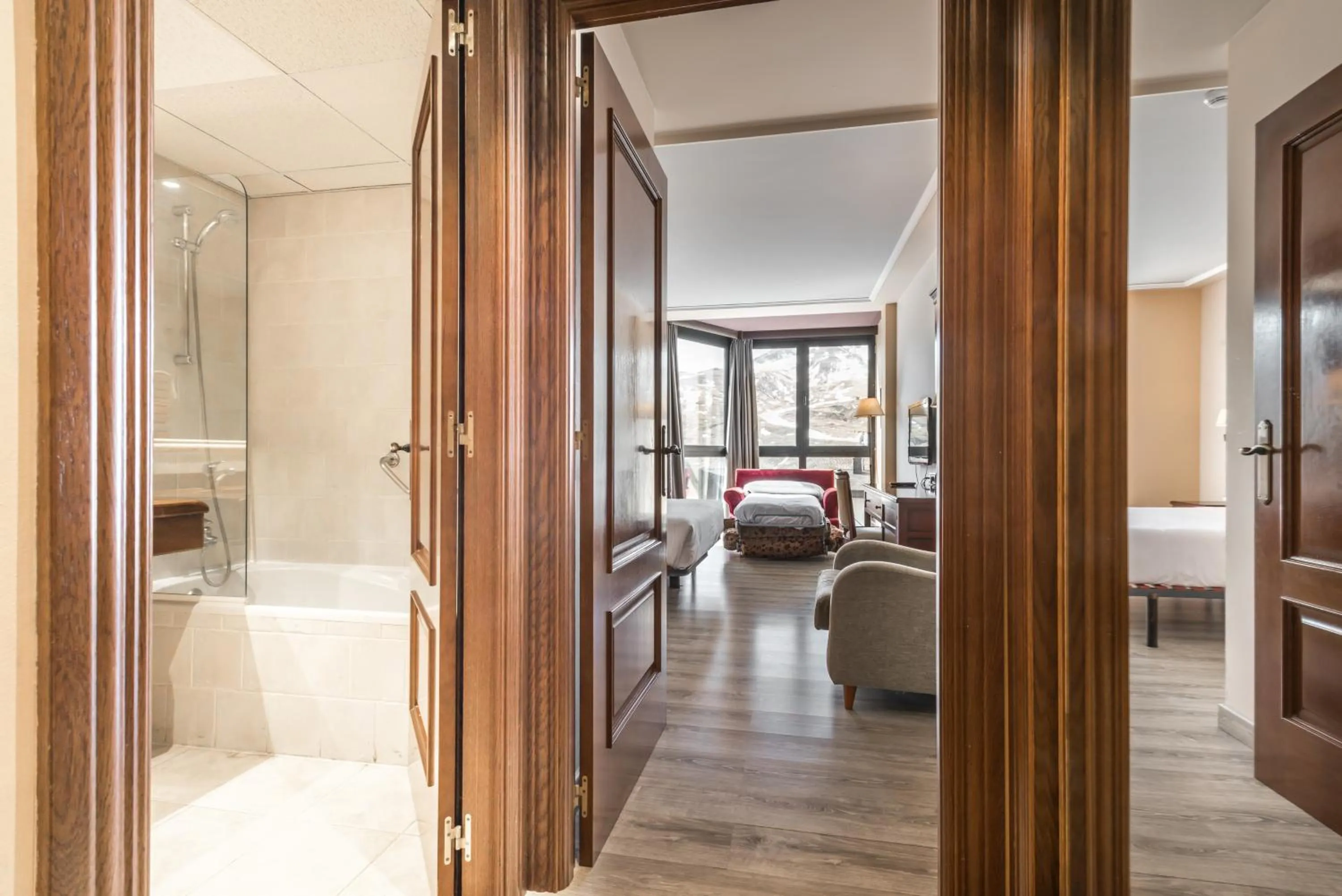 Photo of the whole room, Bed in SNÖ Villa de Sallent 4