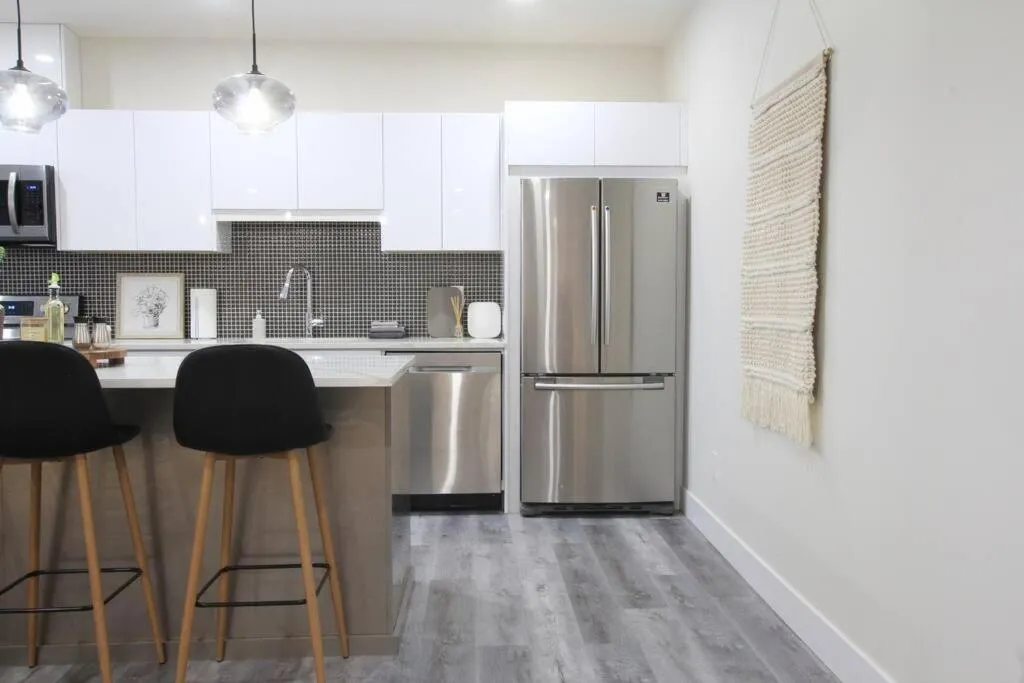 Kitchen or kitchenette in Executive Bsmt Suite, King Bed, 5 min to DT & Whyte Ave, Sleeps 6!