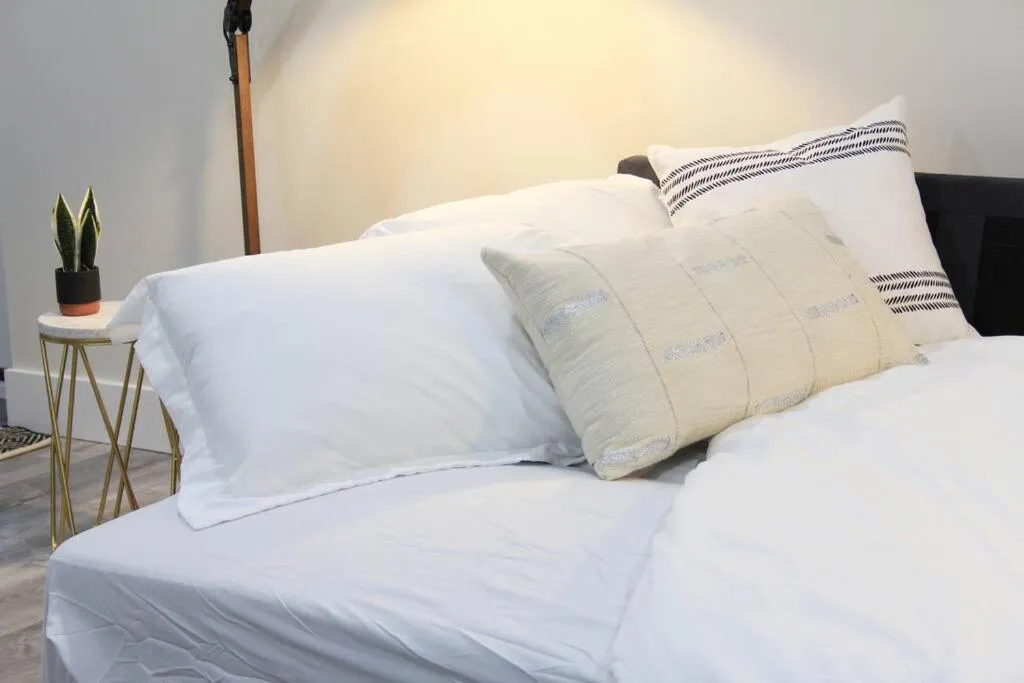 Bed in Executive Bsmt Suite, King Bed, 5 min to DT & Whyte Ave, Sleeps 6!