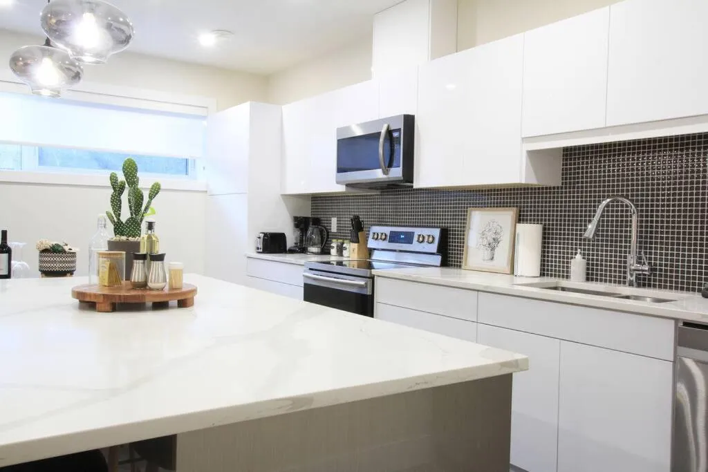 Kitchen or kitchenette in Executive Bsmt Suite, King Bed, 5 min to DT & Whyte Ave, Sleeps 6!