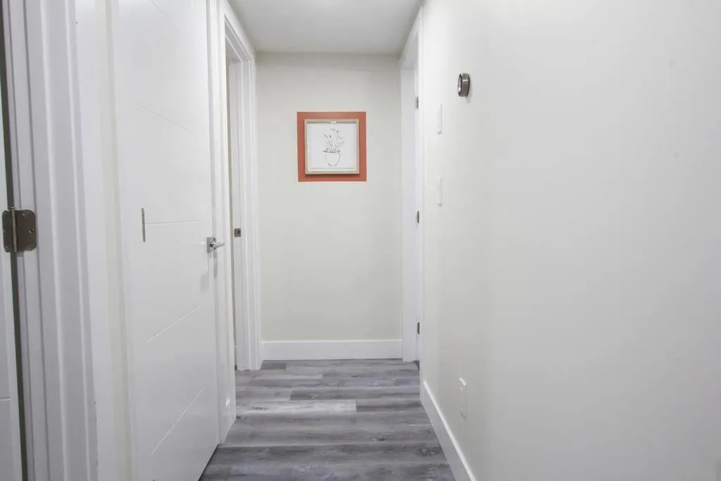 Executive Bsmt Suite, King Bed, 5 min to DT & Whyte Ave, Sleeps 6!