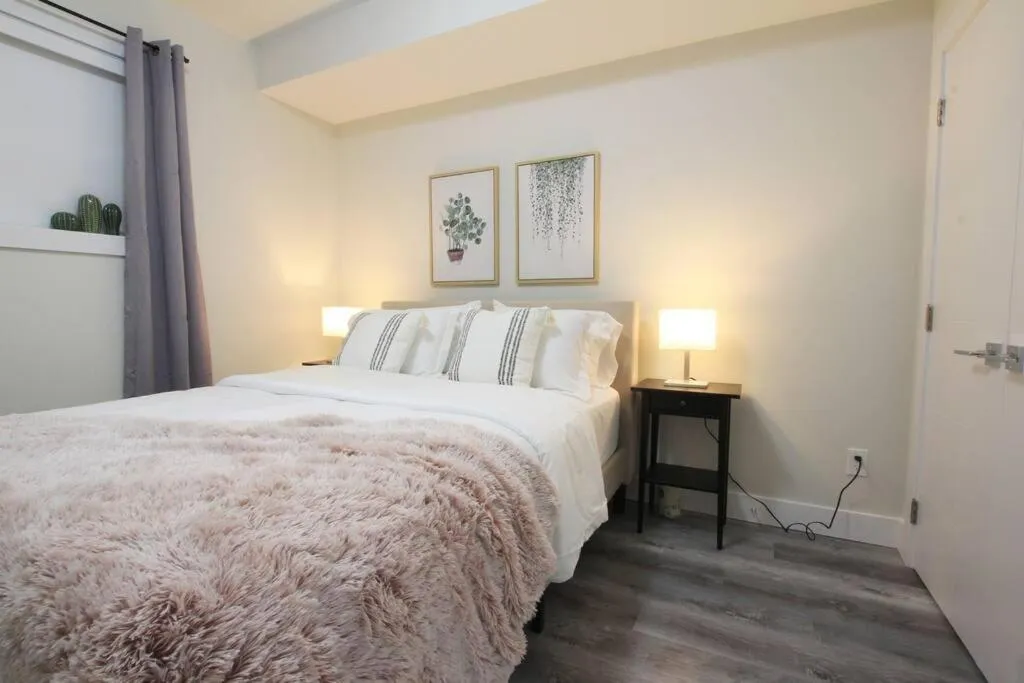 Bed in Executive Bsmt Suite, King Bed, 5 min to DT & Whyte Ave, Sleeps 6!