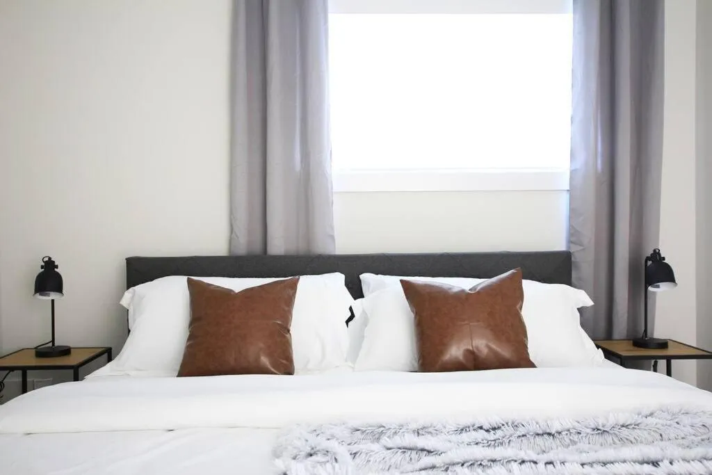 Bed in Executive Bsmt Suite, King Bed, 5 min to DT & Whyte Ave, Sleeps 6!