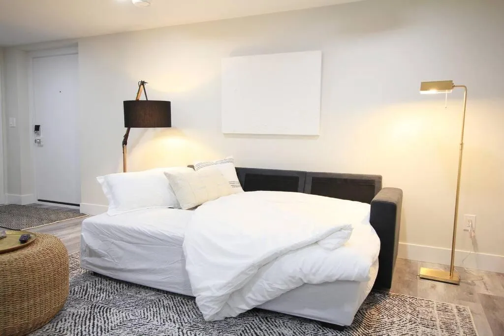 Bed in Executive Bsmt Suite, King Bed, 5 min to DT & Whyte Ave, Sleeps 6!