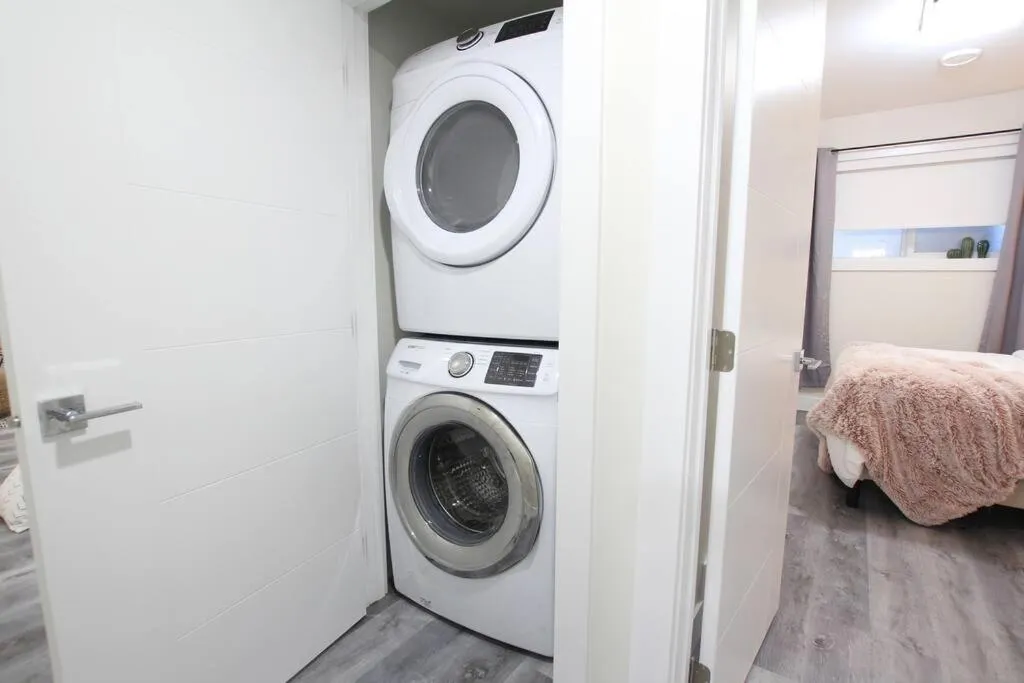 washing machine, Bed in Executive Bsmt Suite, King Bed, 5 min to DT & Whyte Ave, Sleeps 6!