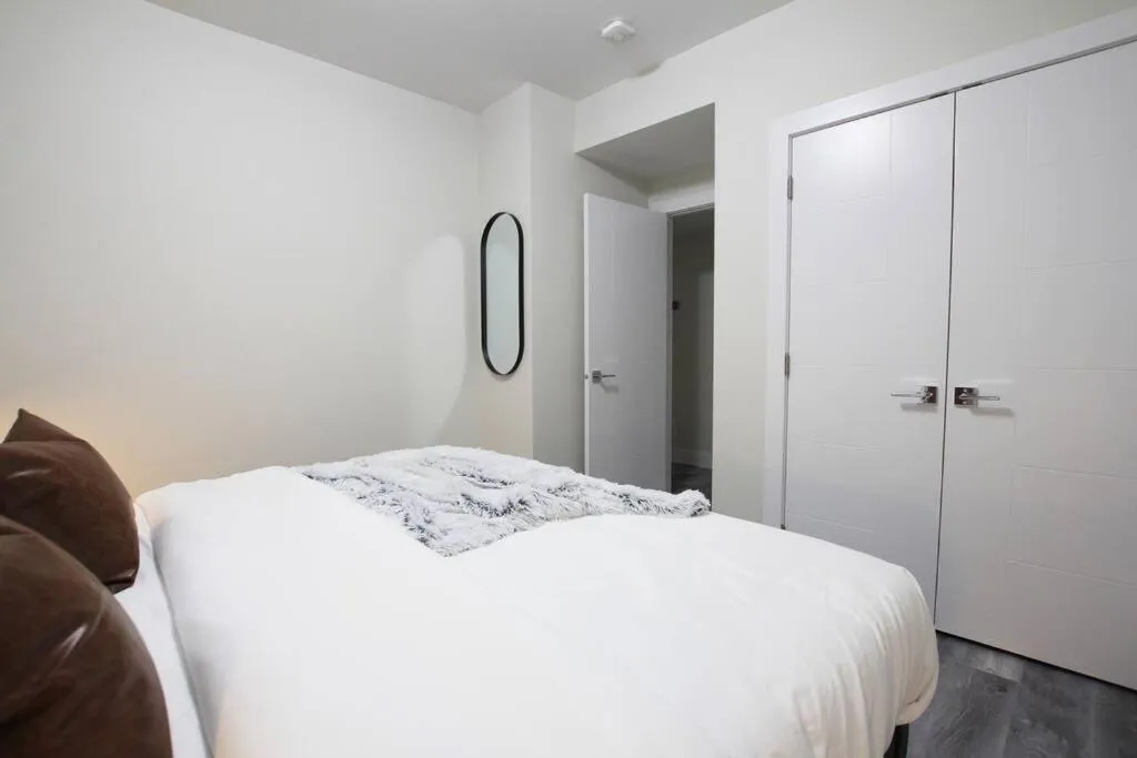 Bed in Executive Bsmt Suite, King Bed, 5 min to DT & Whyte Ave, Sleeps 6!