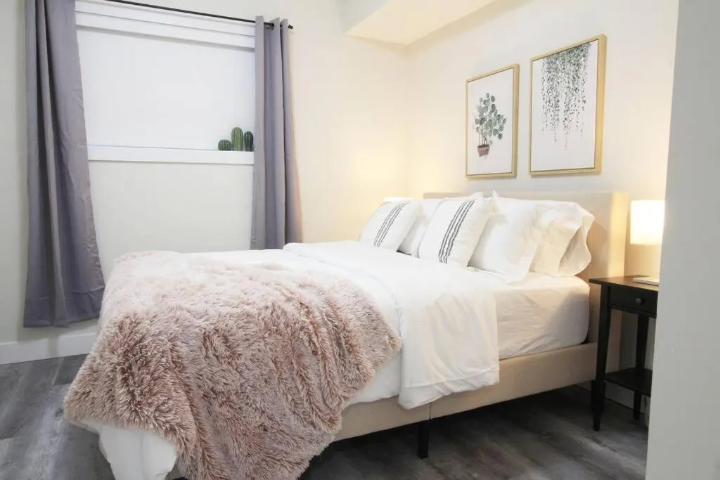 Bed in Executive Bsmt Suite, King Bed, 5 min to DT & Whyte Ave, Sleeps 6!
