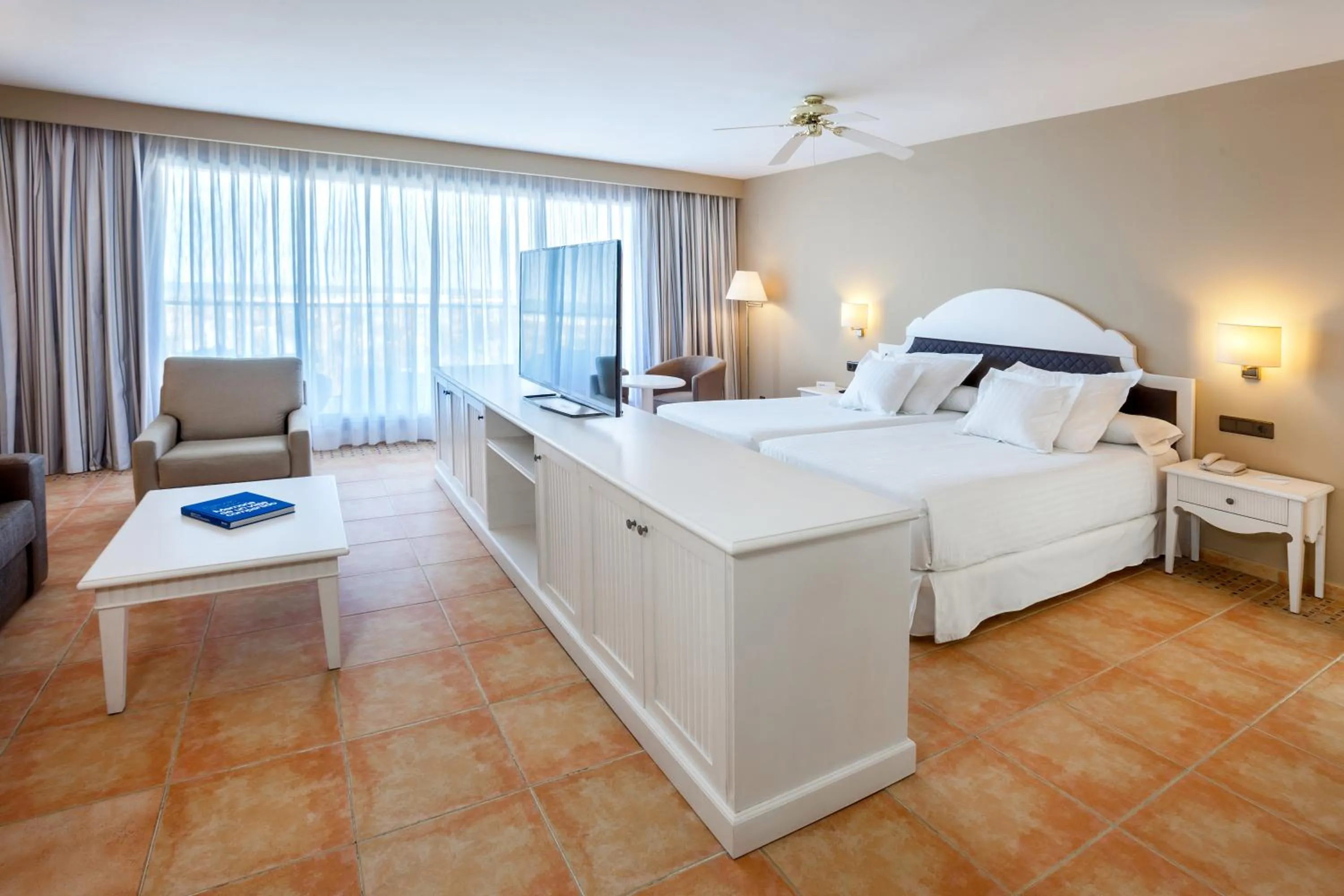 Photo of the whole room, Bed in Smy Isla Cristina