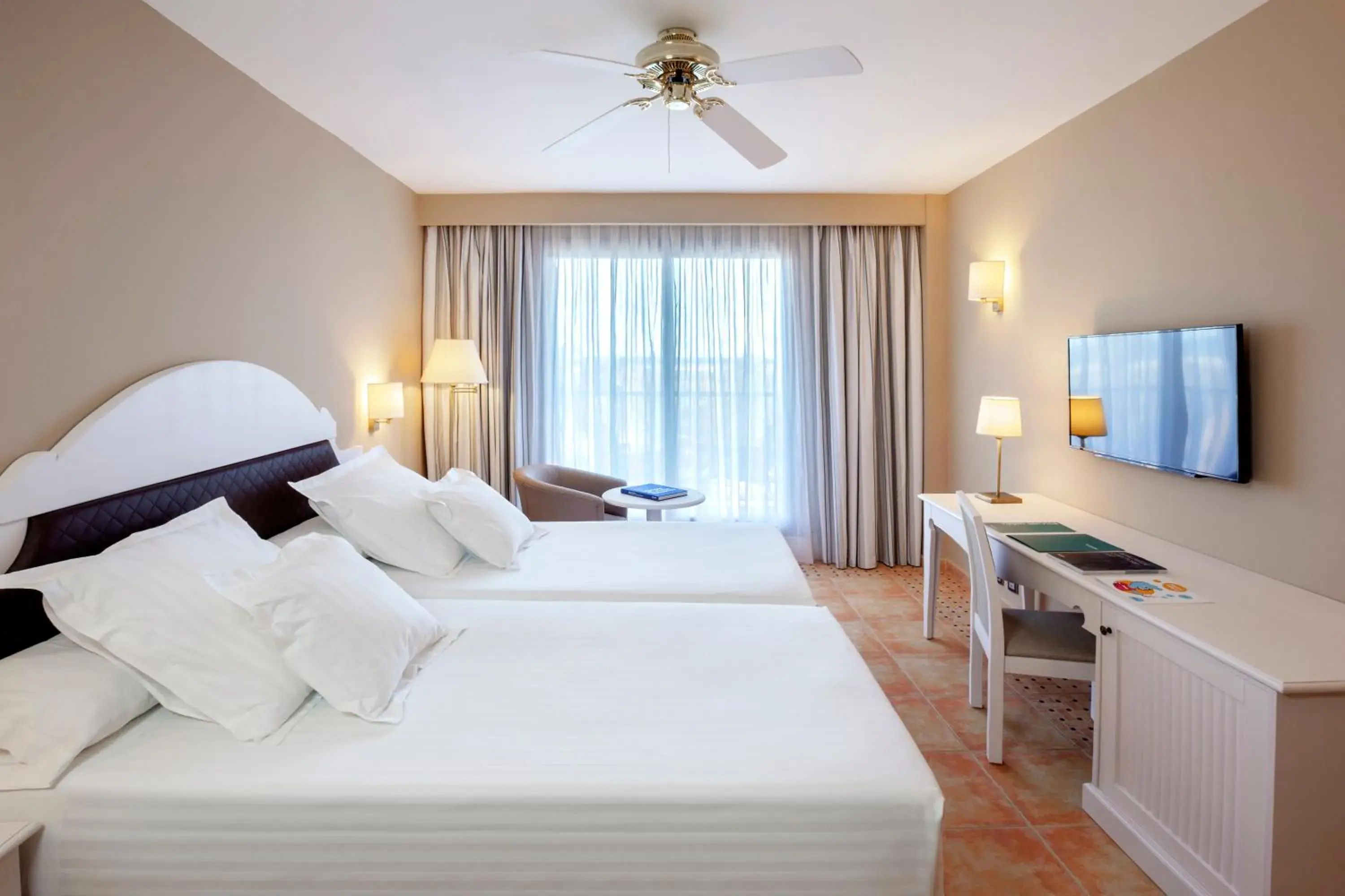 Superior Twin Room with Extra Bed (2 adults + 1 child) in Occidental Isla Cristina Superior Twin Room with Extra Bed (2 adults + 1 child) in Occidental Isla Cristina