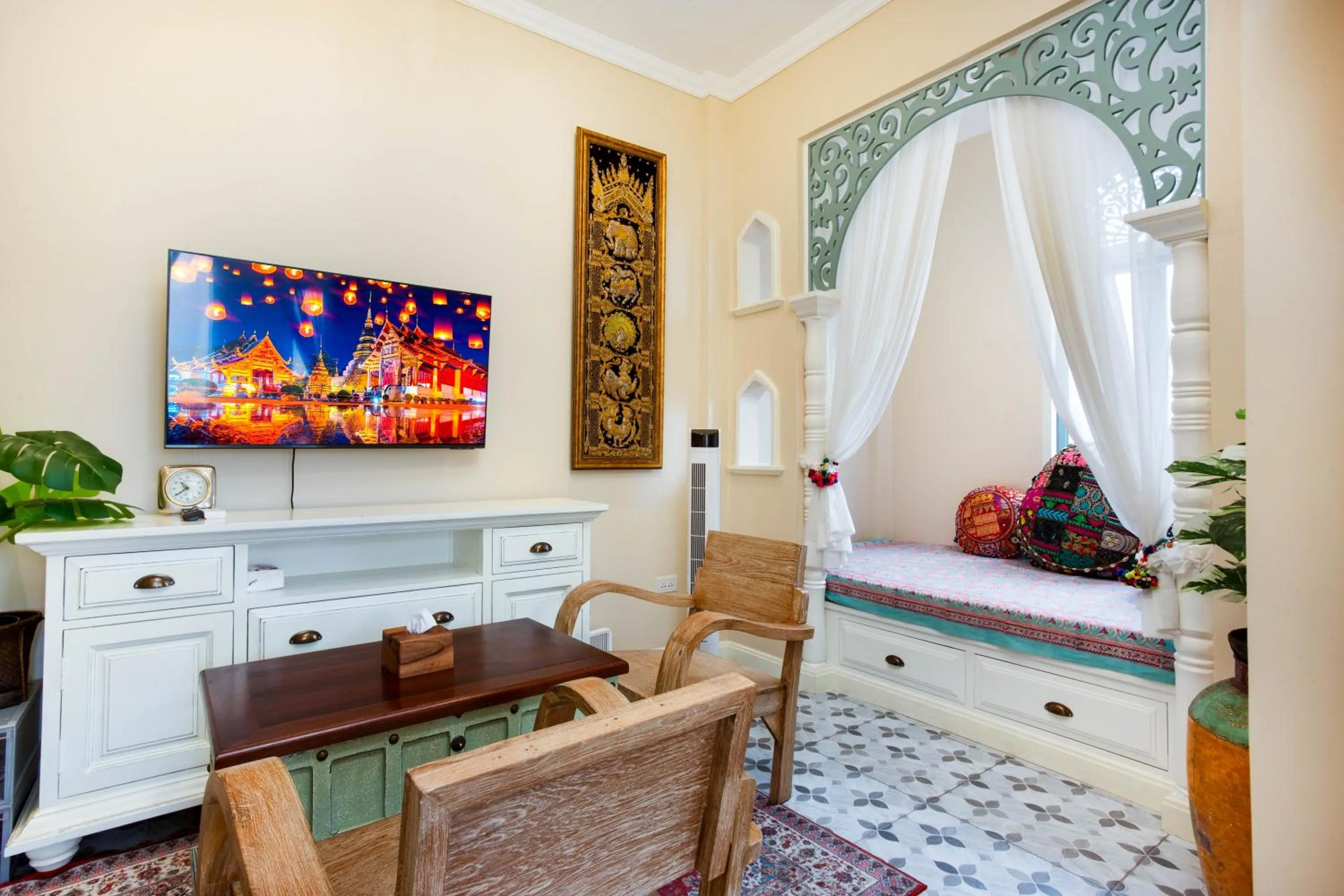 Communal lounge/ TV room, Bed in Pran At Kumuang Boutique House