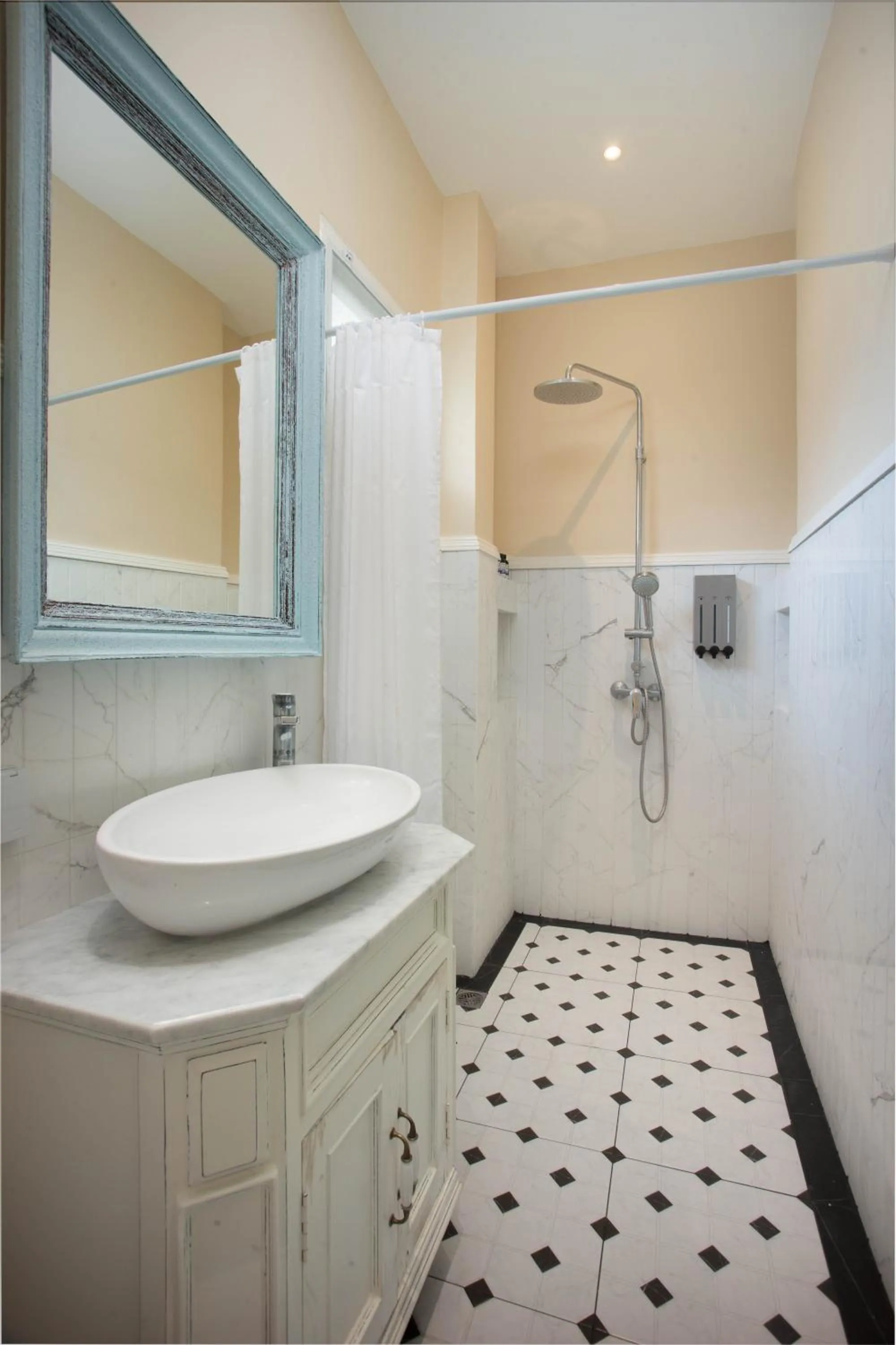 Shower in Pran At Kumuang Boutique House