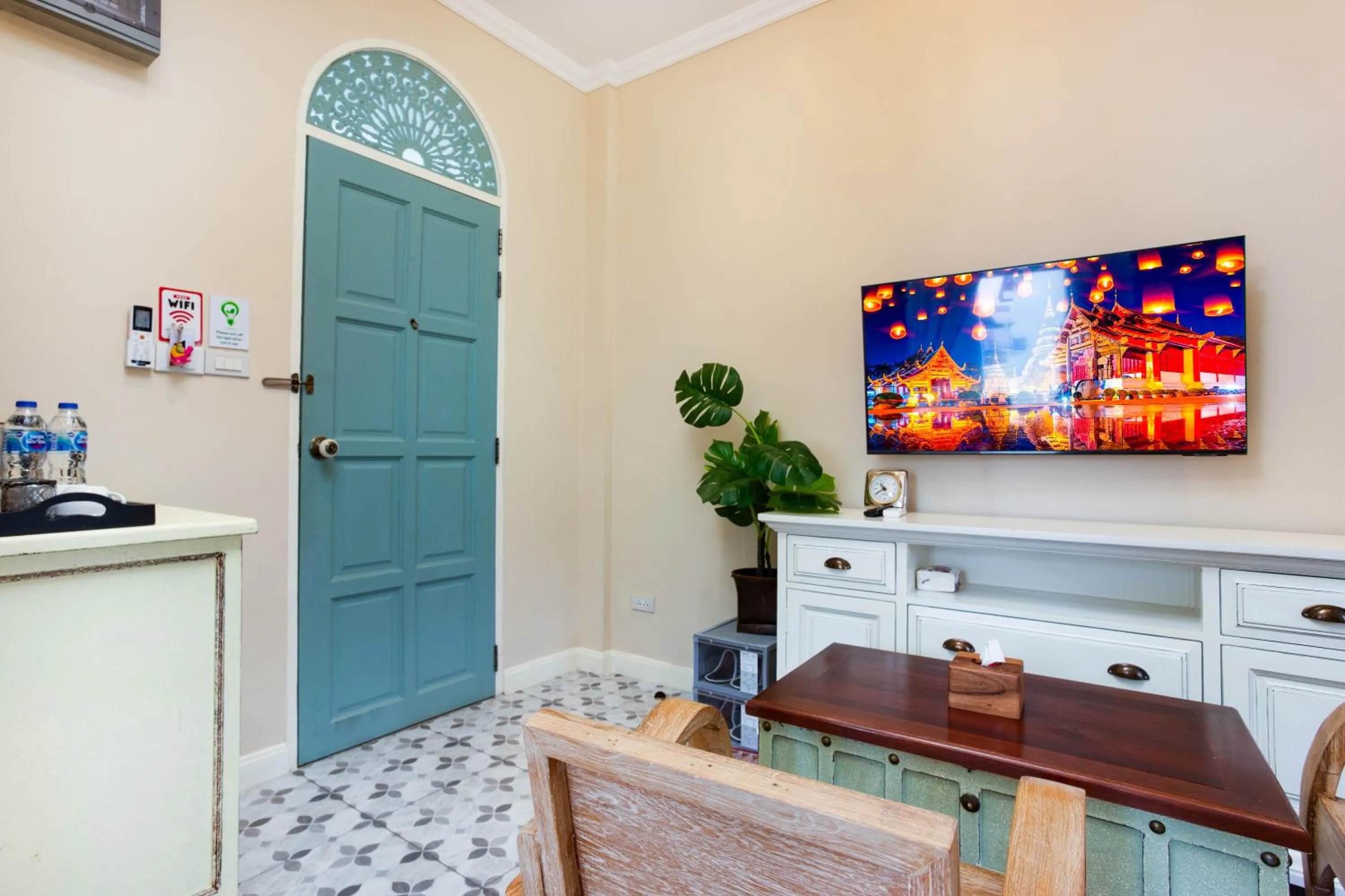 Communal lounge/ TV room in Pran At Kumuang Boutique House